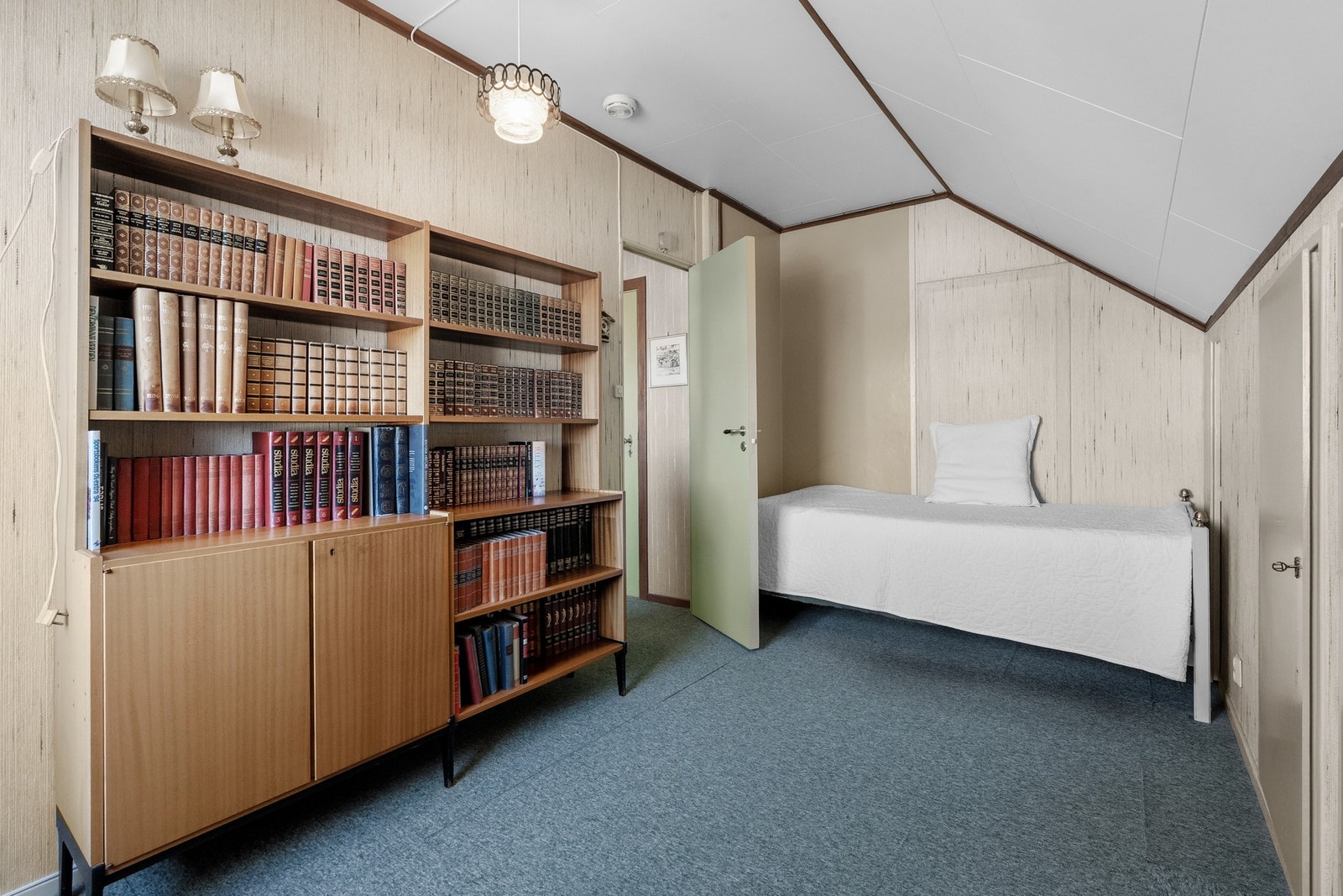 Dette rommet har fin plass til både seng og garderobeløsning. Galleribilde