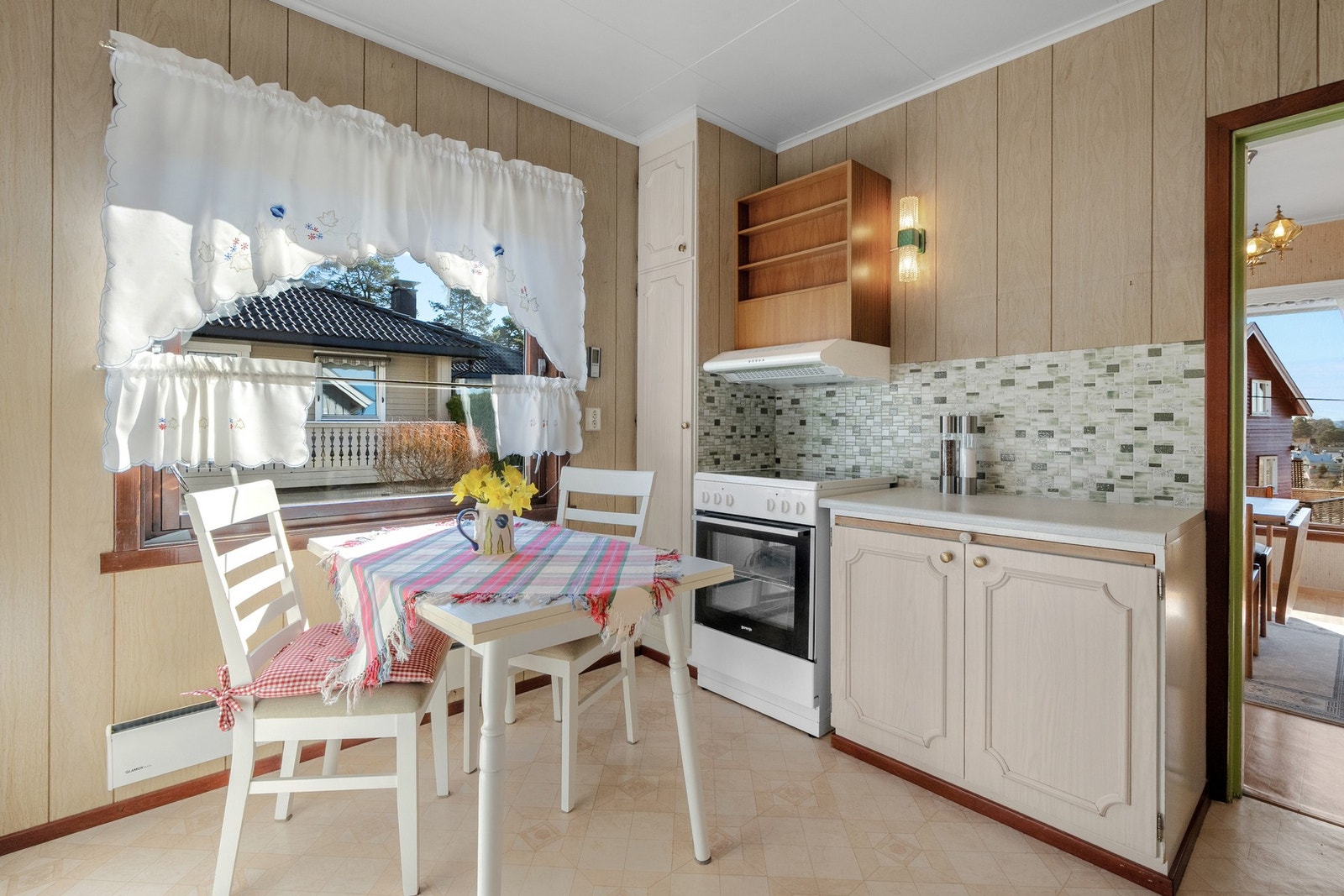 Rommet er av god størrelse, og det passer fint å innrede med et frokostbord foran vinduet. Galleribilde