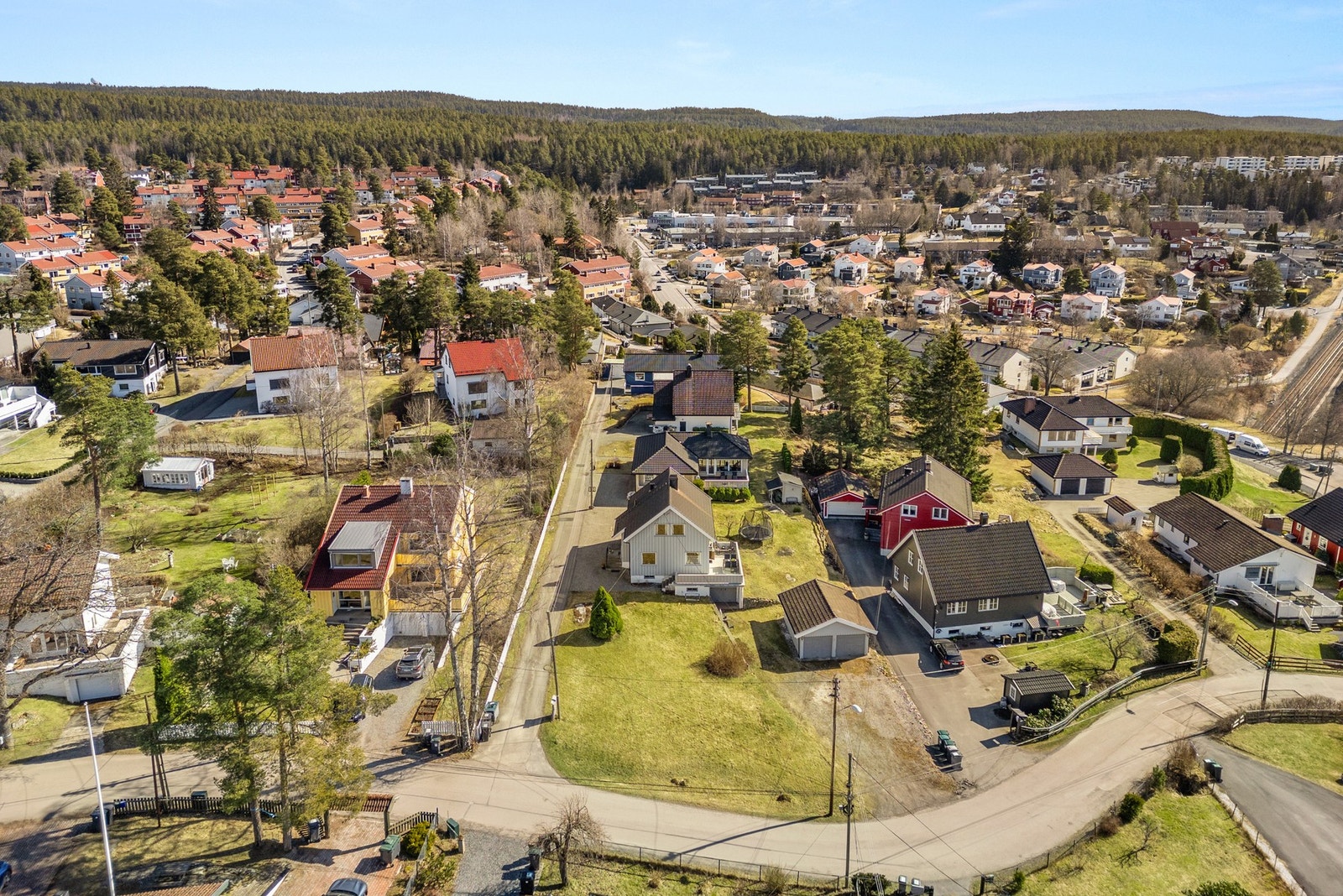 Kampheimveien 5 er en attraktiv enebolig på 192m² over tre plan. Boligen har behov for modernisering og et stort potensial. Galleribilde
