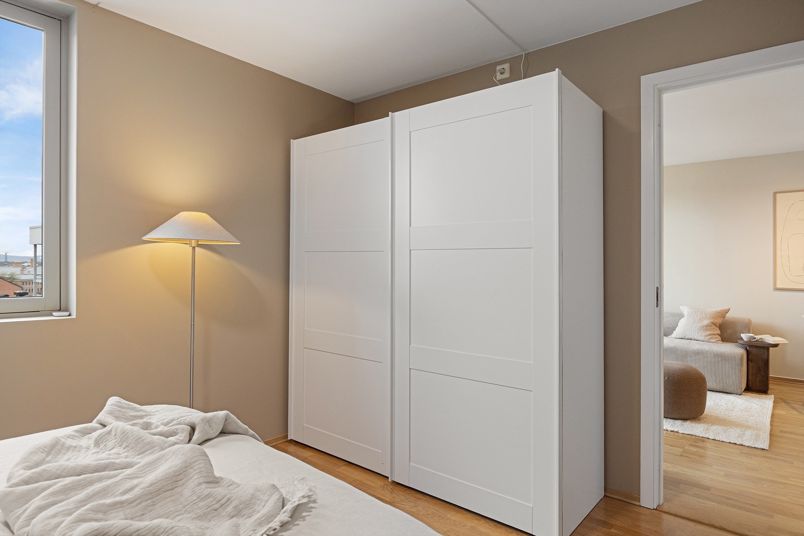 Rommet har også rikelig med oppbevaringsplass i en romslig skyvedørsgarderobe. Galleribilde