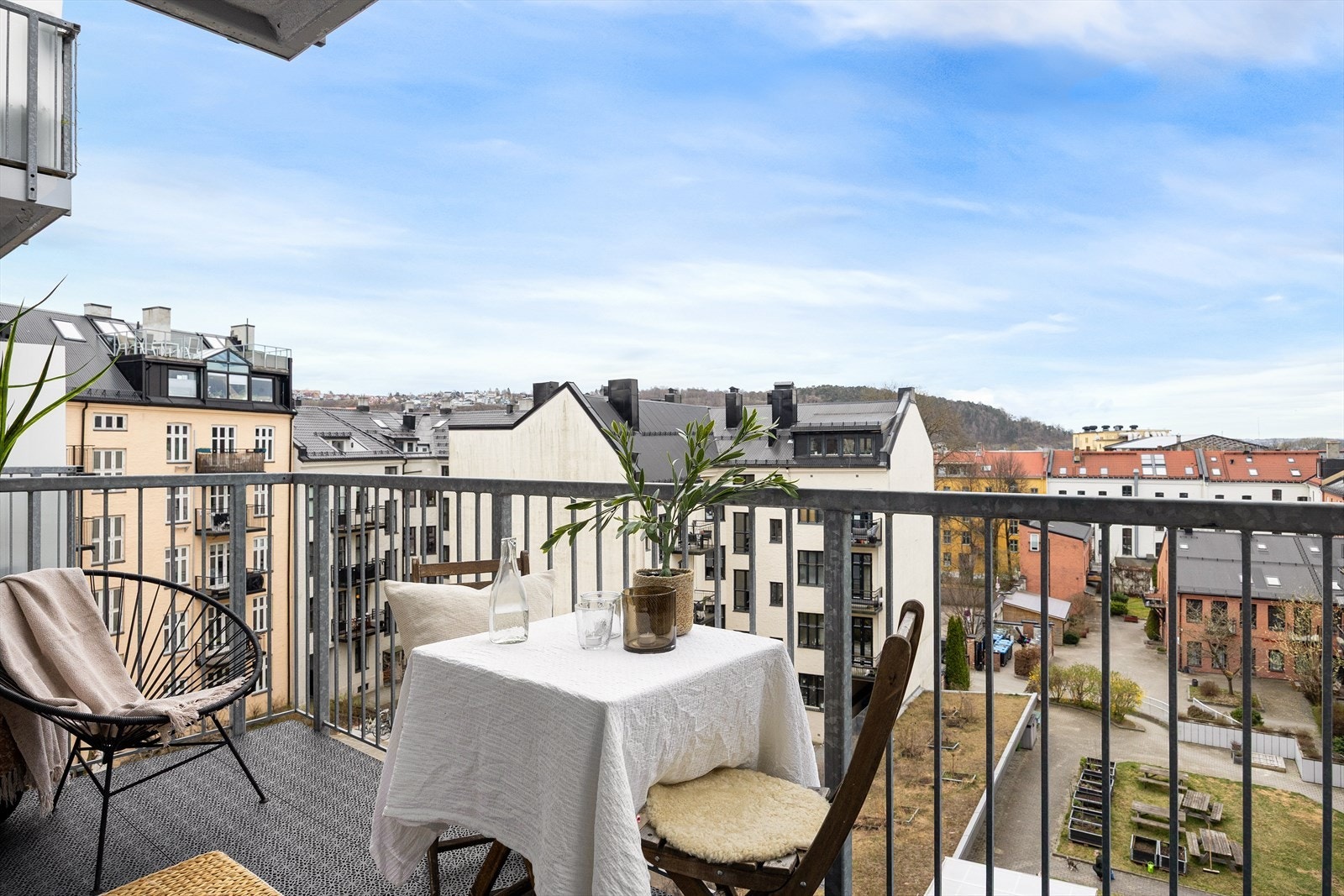 Velkommen til Sverres gate 9! Dette er en lys og tiltalende 2-roms leilighet med flott beliggenhet høyt og fritt i 5. etasje - med heisadkomst. Galleribilde