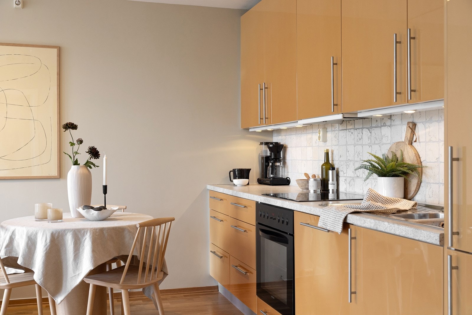 Det er integrerte hvitevarer, inkludert stekeovn, kjøl/frys, platetopp og oppvaskmaskin. Galleribilde