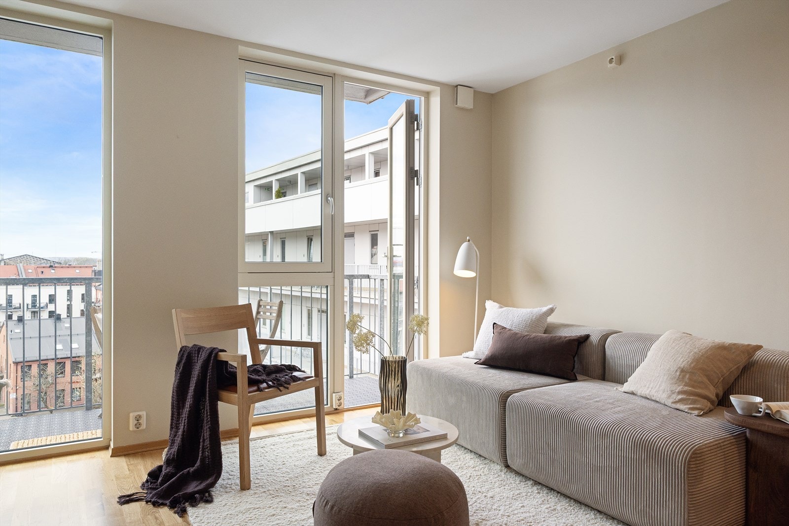 Gulvet er belagt med flott parkett, og overflatene er malt i delikate og lyse fargetoner. Galleribilde