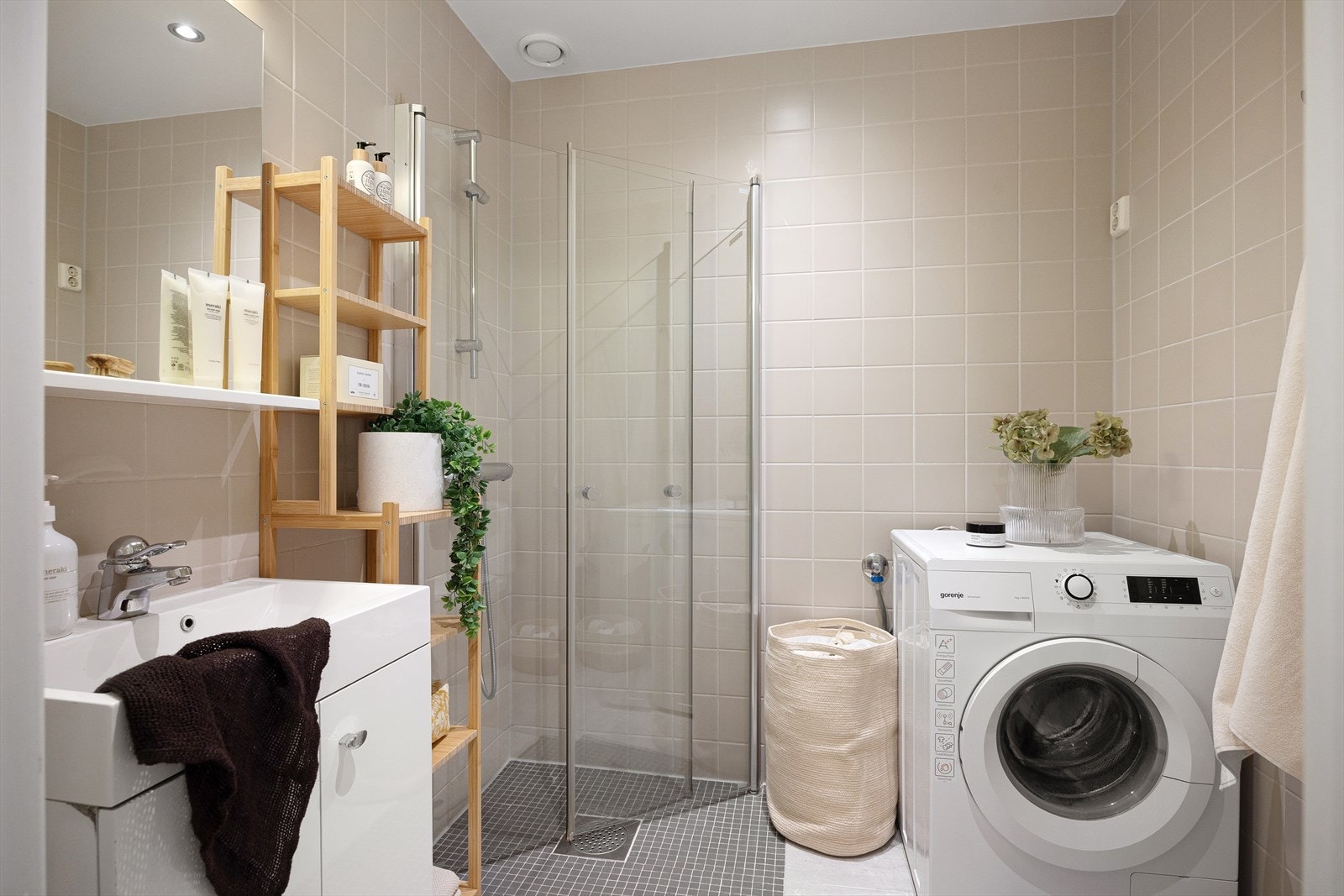 Delikat flislagt baderom med gulvvarme og downlights i himlingen. Galleribilde