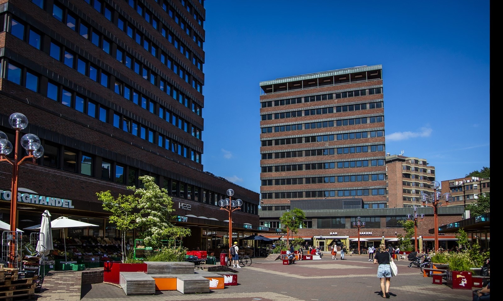 Tøyen Torg, kun få minutters gange fra boligen, byr på et rikt utvalg av spennende matopplevelser og varierte servicetilbud. Galleribilde