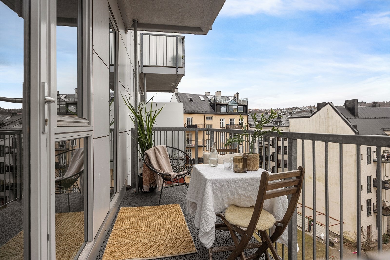 Koselig balkong på ca. 6 kvm med flotte solforhold, ideell for avslapning og hyggelige stunder. Det er en behagelig varme, med lite vind, som gjør det mulig å nyte uteplassen både tidlig og sent på dagen. Galleribilde
