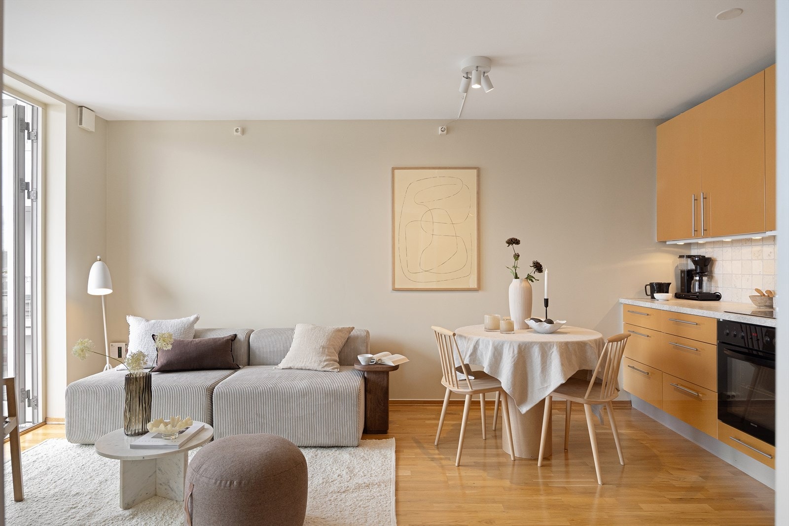 Planløsningen åpner opp for flere møbleringsmuligheter med god plass til sofagruppe, TV-møbler og spisebord med tilhørende stoler. Galleribilde