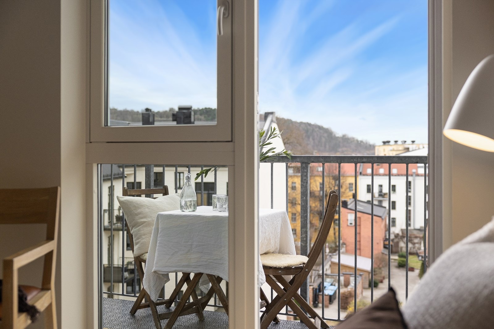 Boligen ligger i et svært rolig område med lite støy. Vinduene og balkongen vender ut mot en fredelig bakgård. Galleribilde