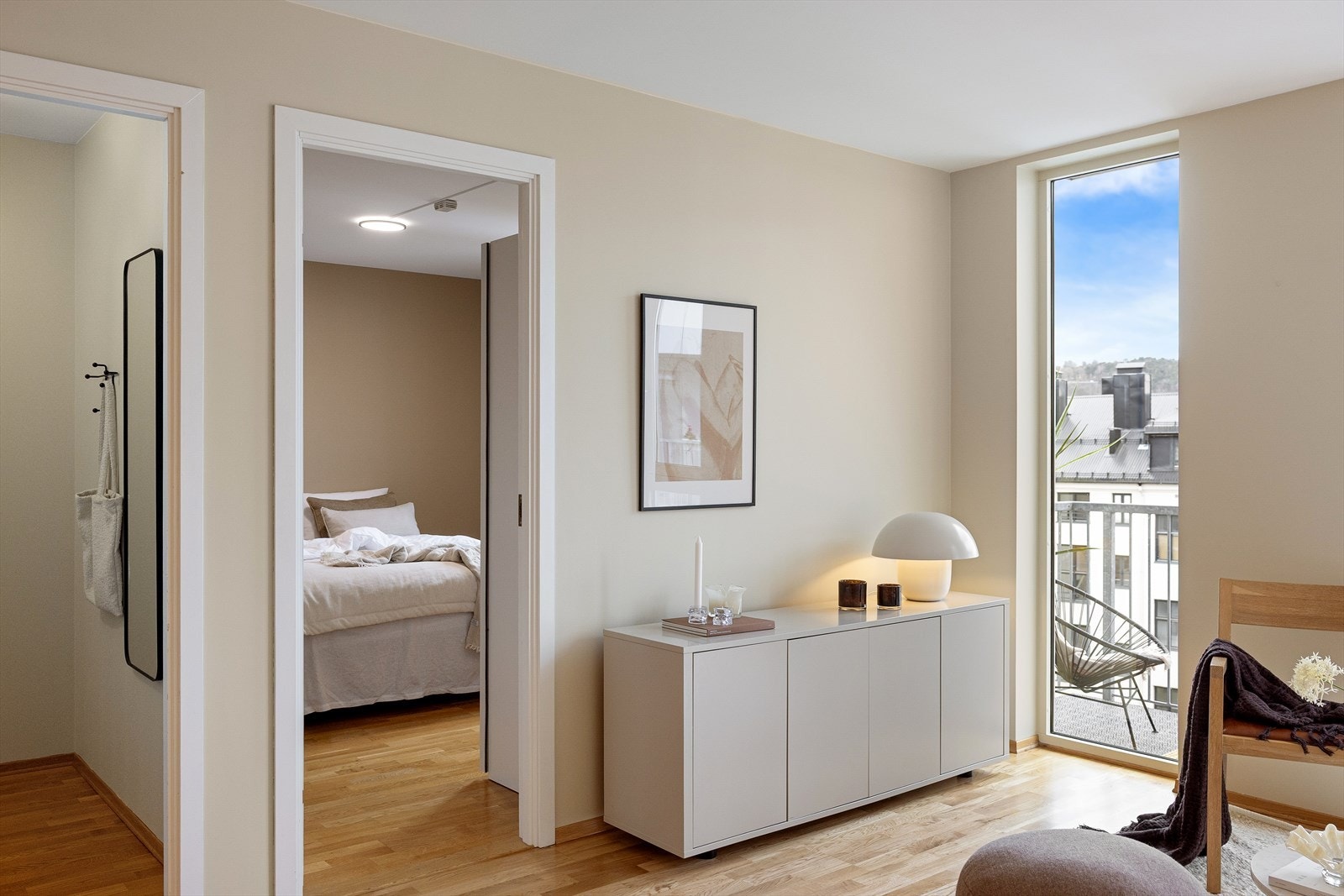 Fra stuen er det adkomst til soverommet. Galleribilde