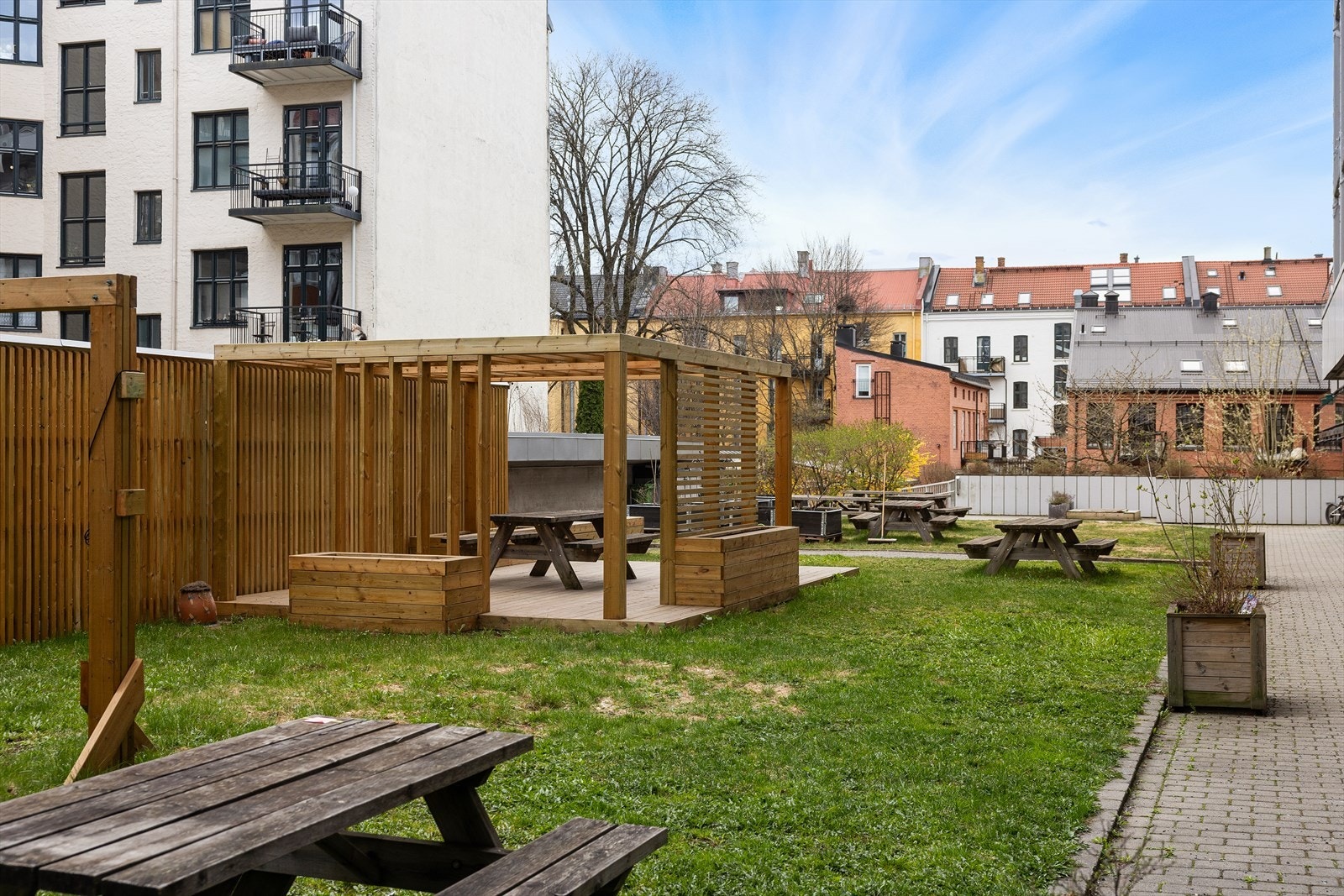 Selger nevner at naboene er svært hyggelige, og flere benytter fellesområdet til dyrking og sykkelmekking, noe som skaper et godt og sosialt naboskap. Galleribilde