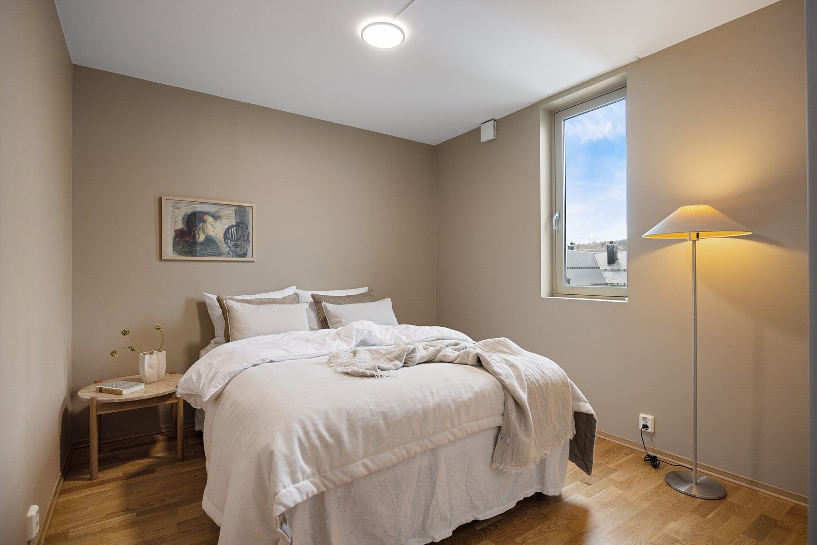 Soverommet er romslig, med plass til dobbeltseng, nattbord og tilhørende møbler. Galleribilde