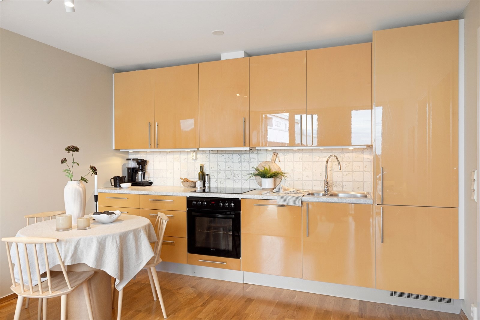 Moderne kjøkken med rikelig skap- og benkeplass. Kjøkkenet har slette fronter, laminatbenkeplate med oppvaskkum og ettgreps blandebatteri. Galleribilde