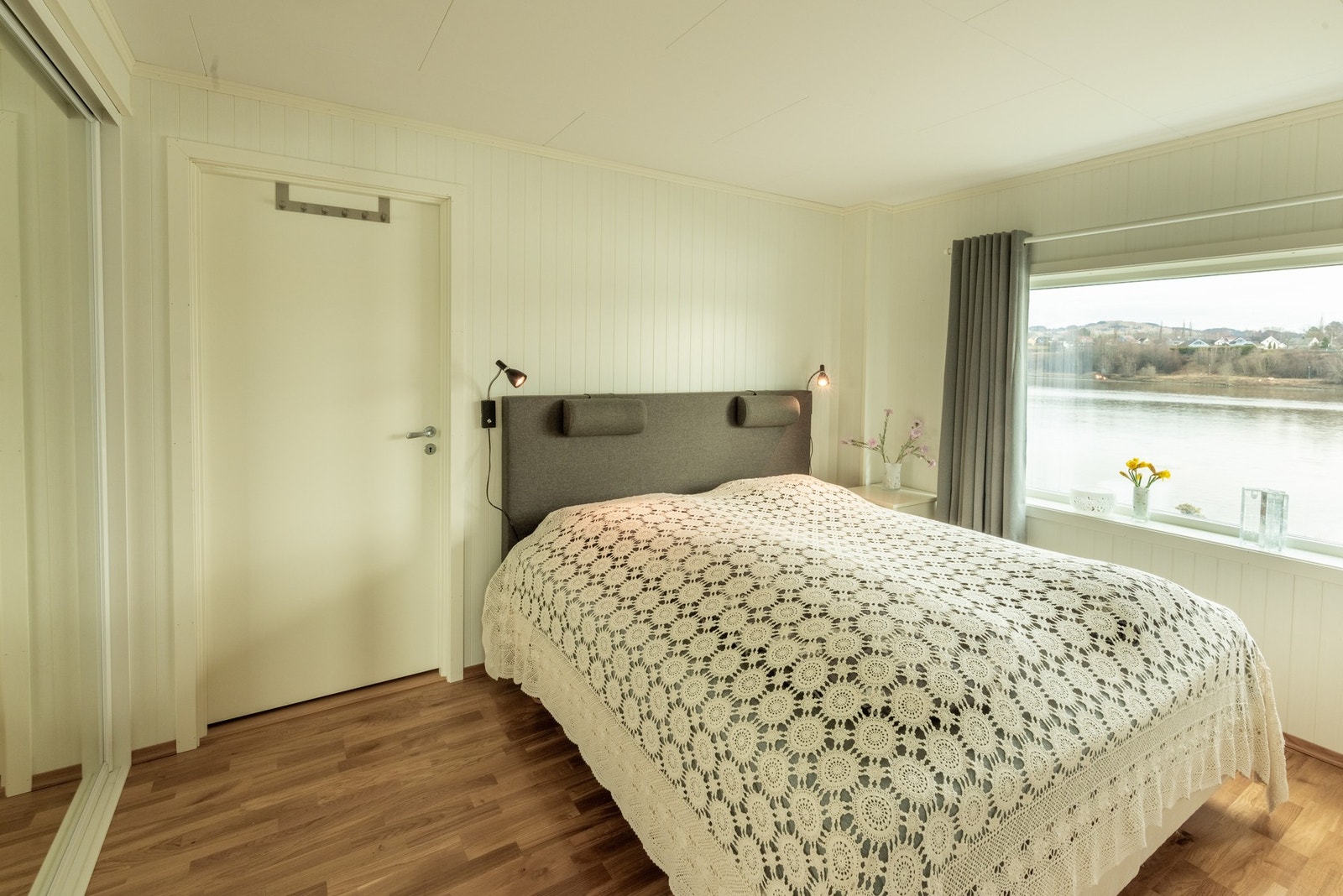 Hovedsoverom med skyvedørsgarderobe. Romslig bod på i tilknytning til soverommet. Legg også merke til elveutsikten herfra. Galleribilde