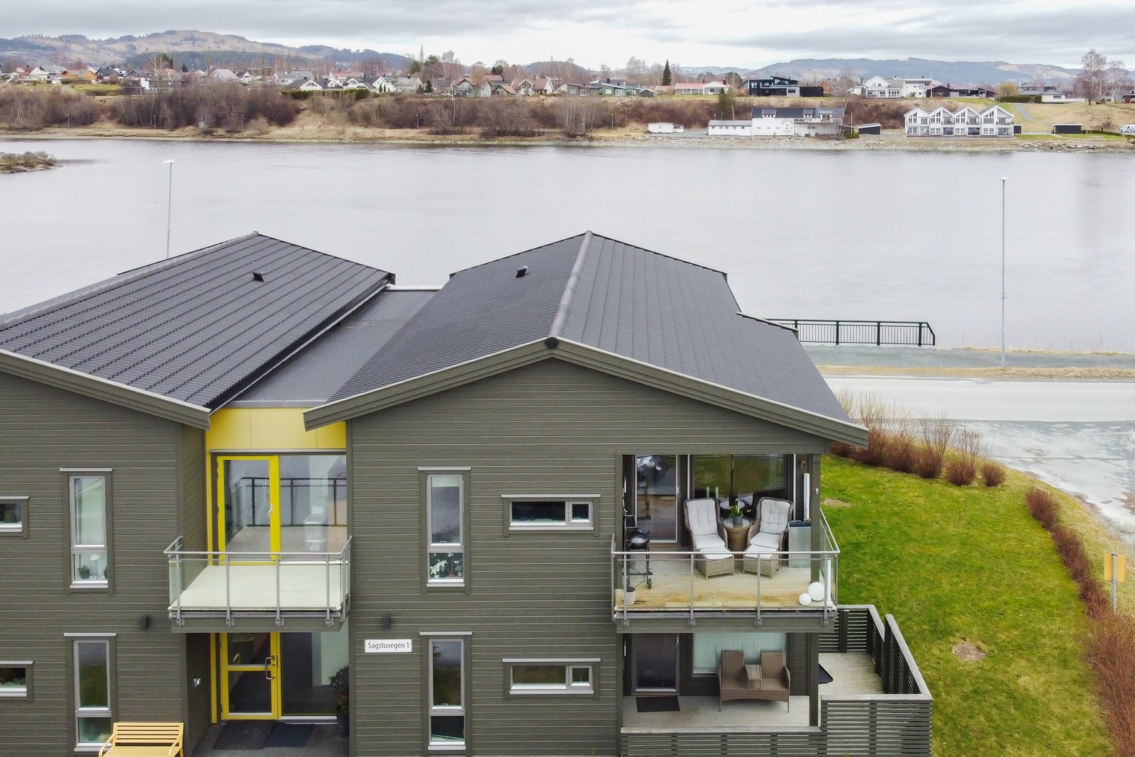 Utsikt mot elva. Galleribilde