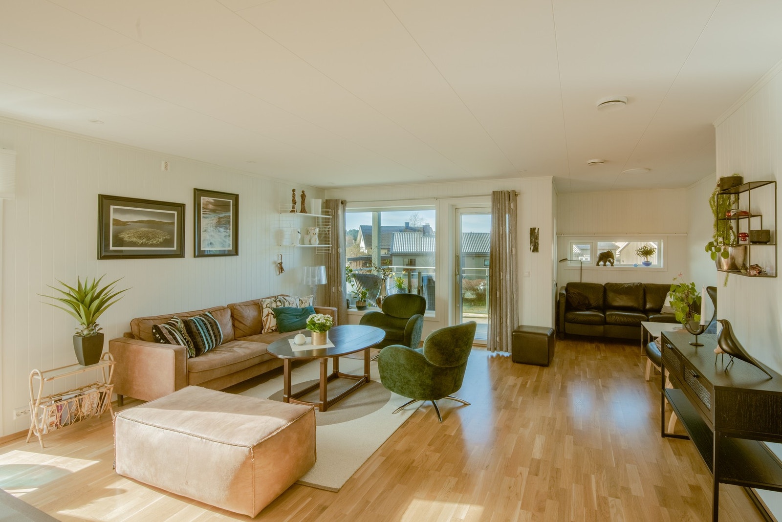 Romslig stue. Originalt er det 3 soverom på denne leiligheten. Et soverom er inntatt i stuen. Galleribilde