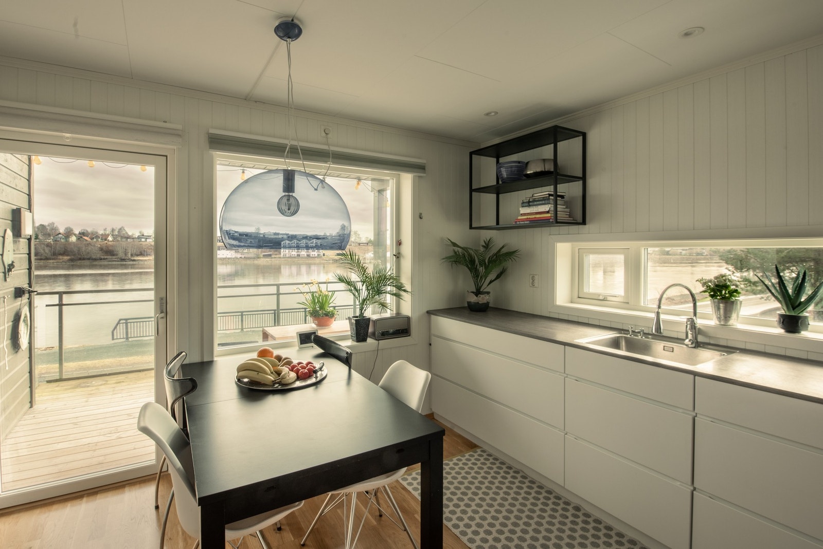 Kjøkken. Spotlights i tak og utgang til terrasse mot elva. Galleribilde