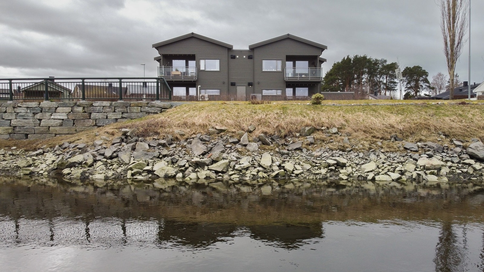 Leiligheten fra elva. Galleribilde