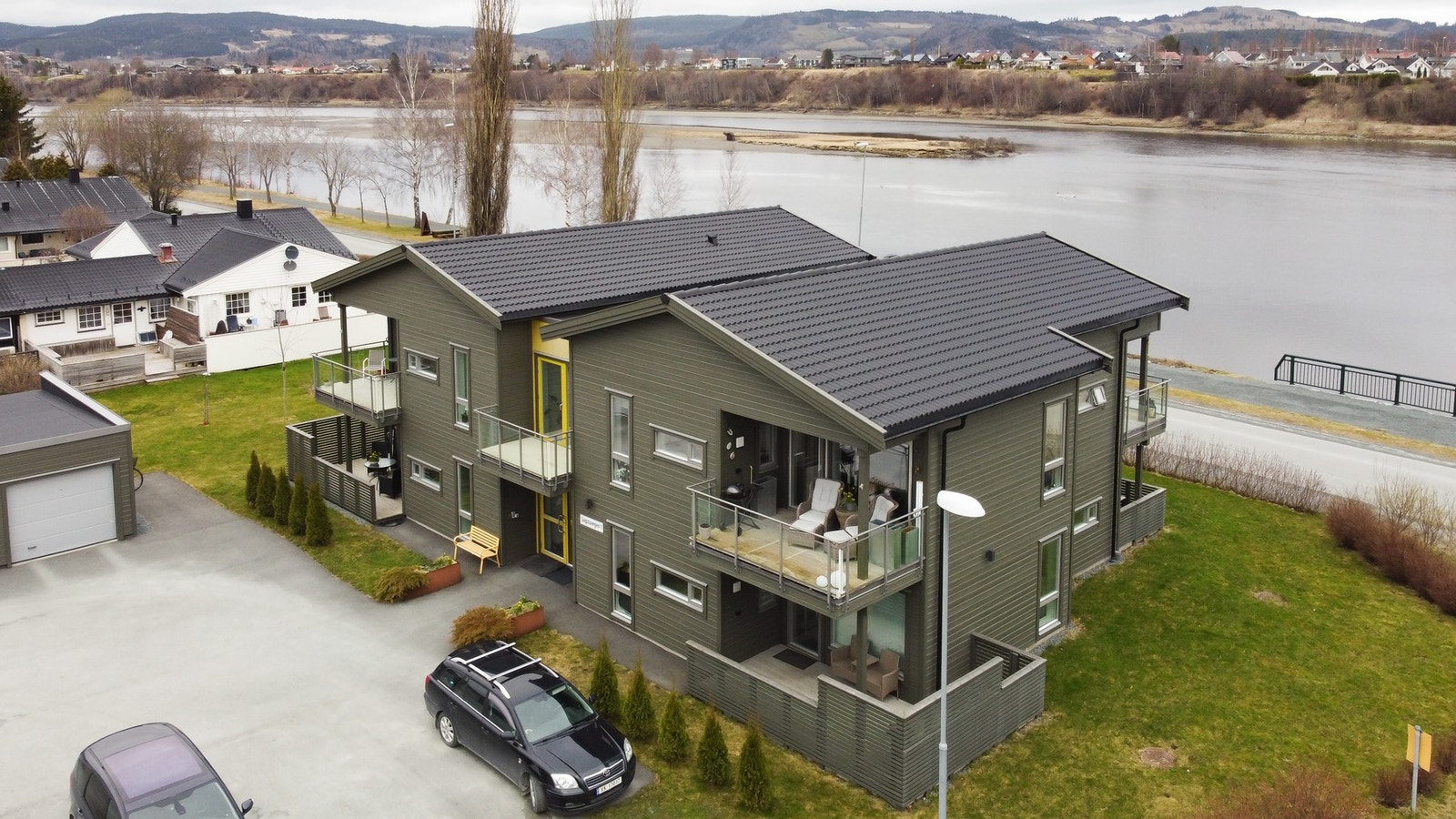 Vestvendt balkong og en østvendt balkong mot elva. Galleribilde