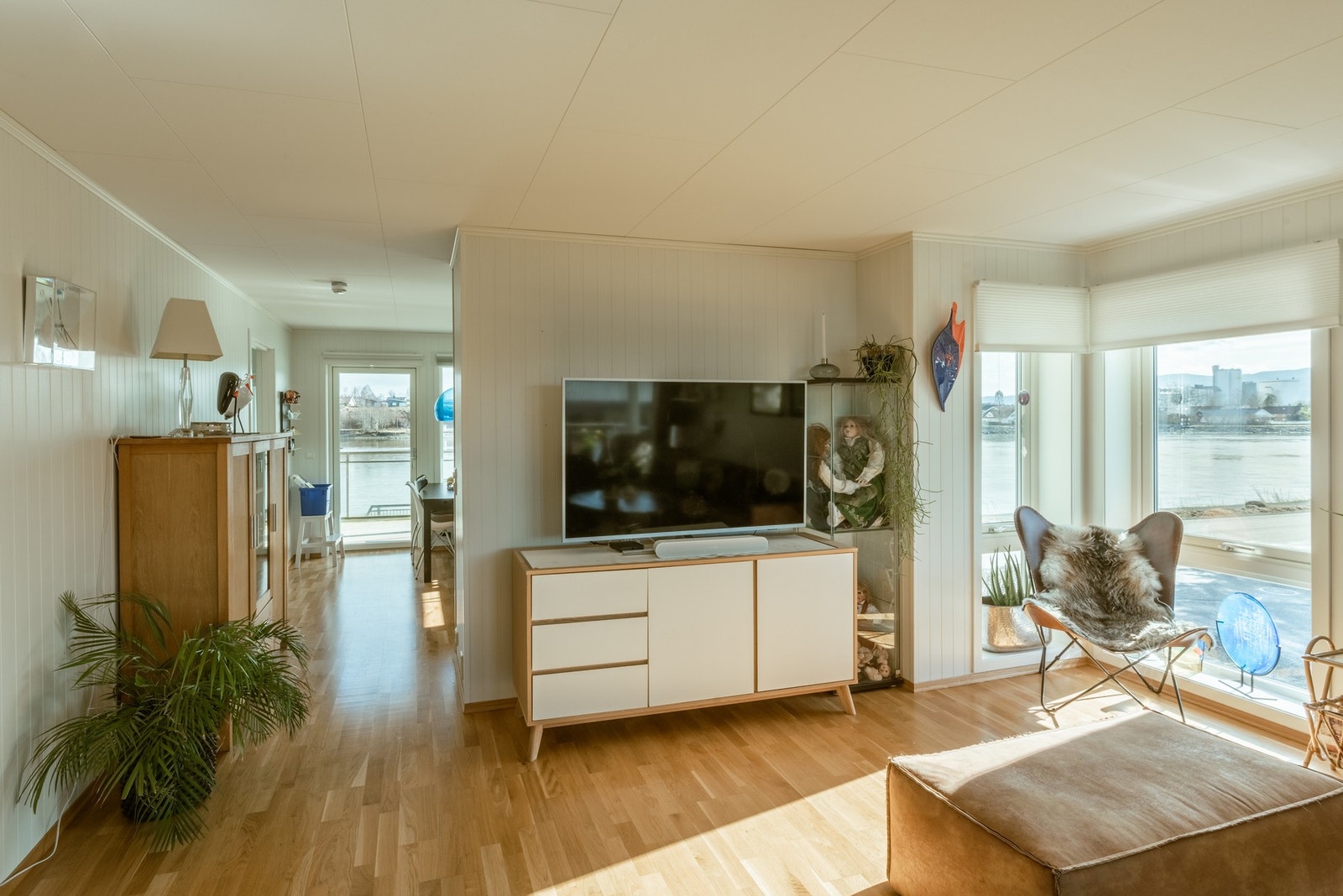 Store vindusflater mot sør gir godt med lys innslipp og utsikt mot elva sørover mot sentrum. Galleribilde