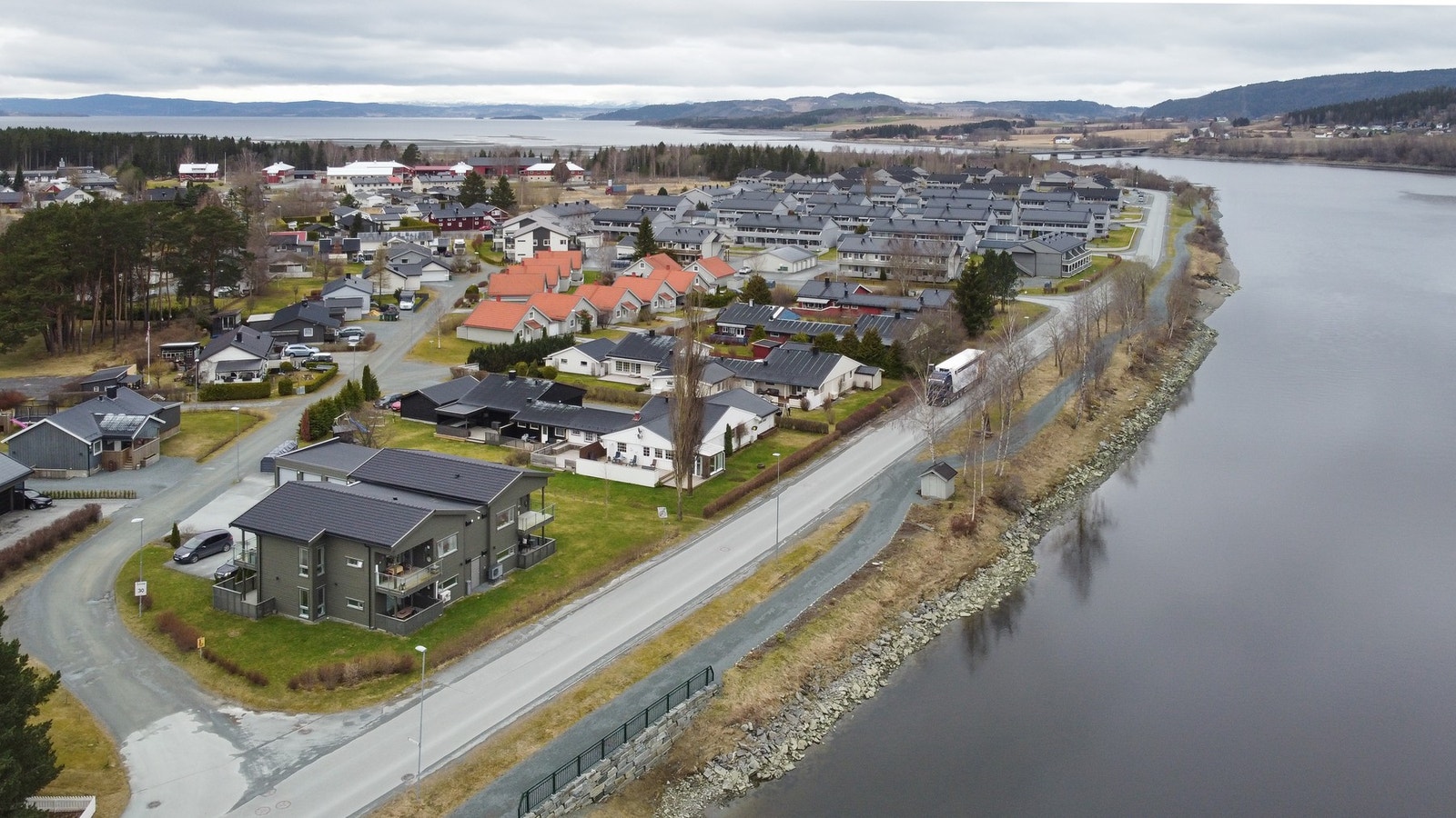 Sørvendt leilighet med utsikt over elva. Galleribilde