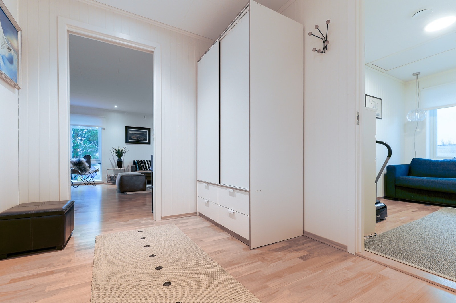 Gang. Soverom mot høyre og stue rett frem. Galleribilde