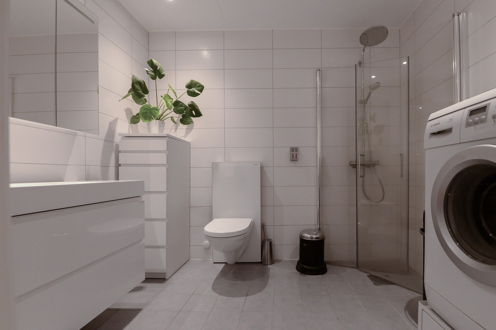 Bad/vaskerom med romslig innredning. Galleribilde