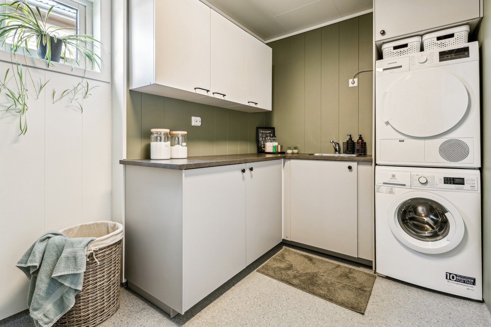 Fra badet kommer du inn på vaskerommet. Her har du et praktisk og godt vaskerom, perfekt for deg som liker å ha system. Galleribilde