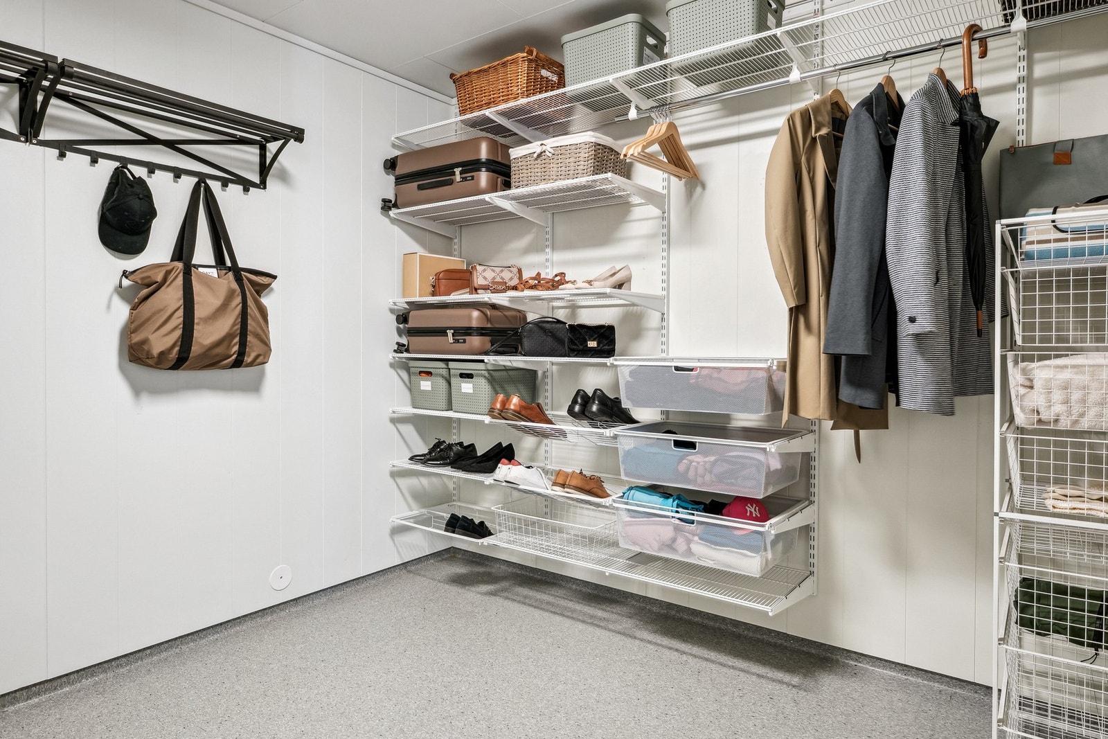 Etasjen har også en bod med diverse hyller for oppbevaring, denne boden har direkte tilknytning til garasjen - så her kan du sette fra deg sko og yttertøy. Galleribilde