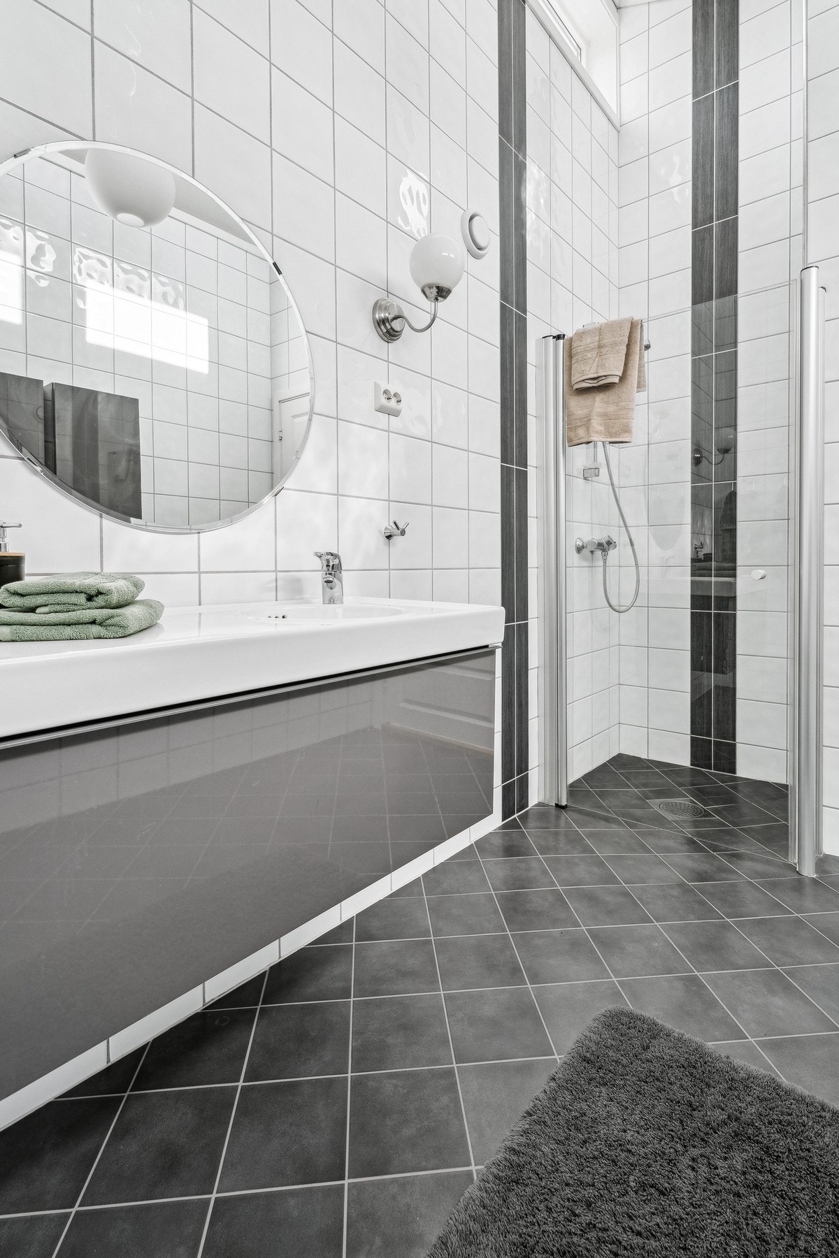 Badet har en stilren og tidløs innredning som holder i årene fremover. Galleribilde