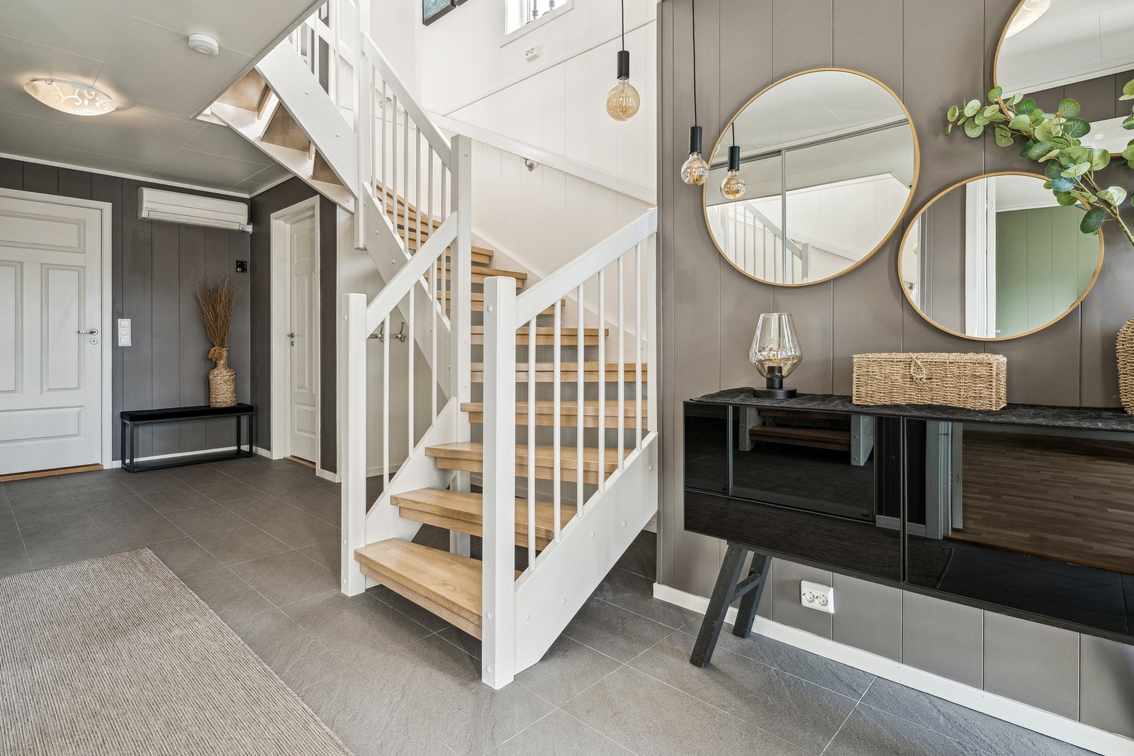 Ved inngangspartiet har du en romslig entré-hall med fliser på gulv. Galleribilde