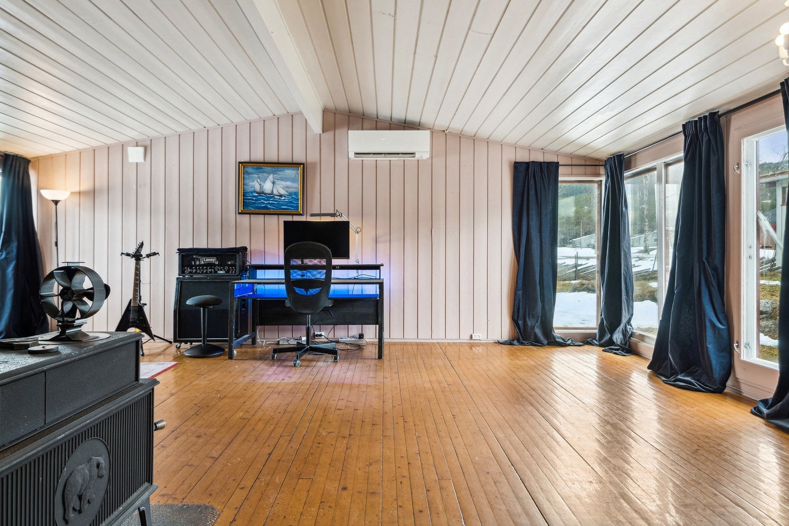 Oppvarming skjer via luft-til-luft varmepumpe, vedovn og ellers panelovner Galleribilde