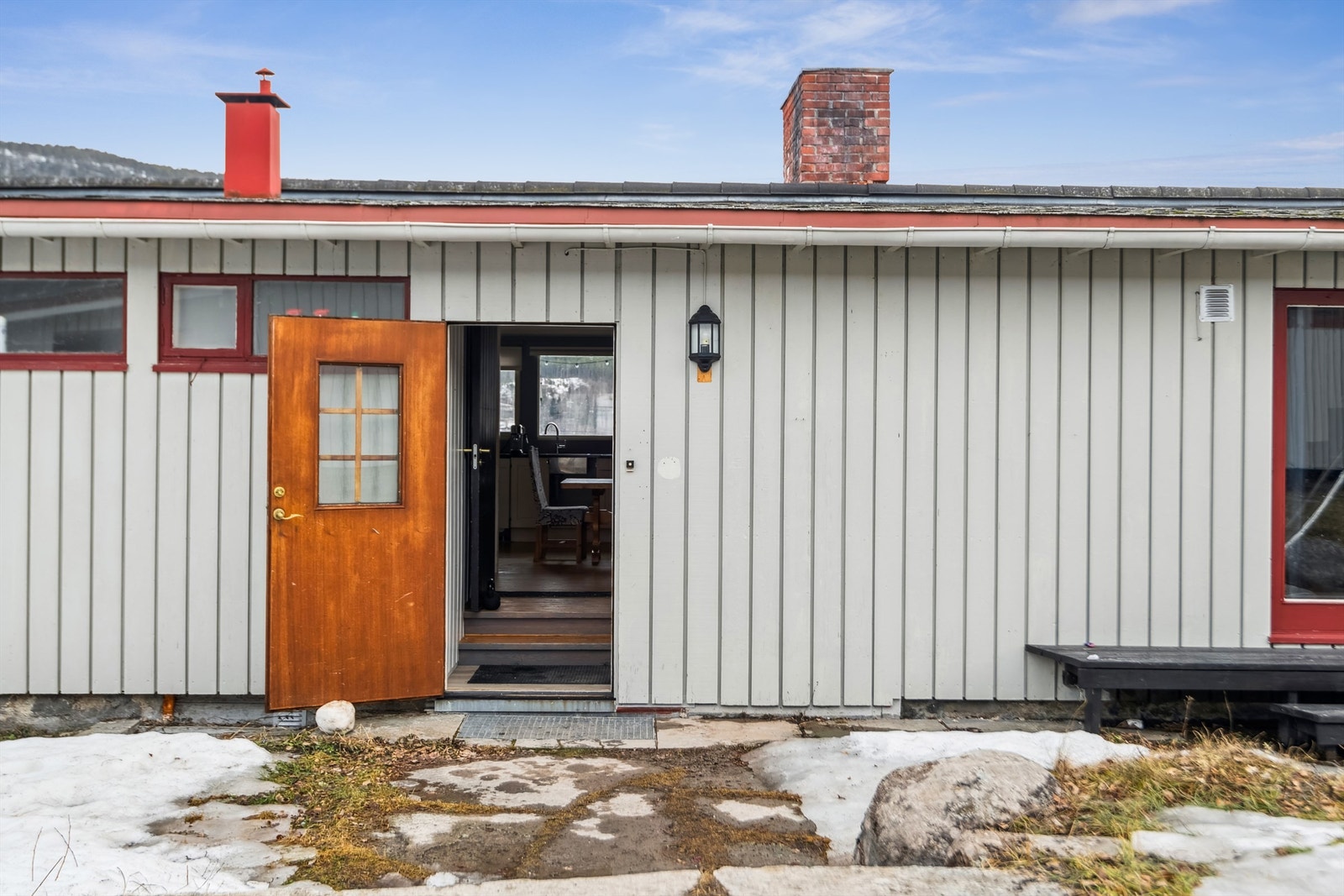 Boligen har to innganger, noe som gir praktiske adkomstmuligheter og fleksibel bruk av boligen. Galleribilde