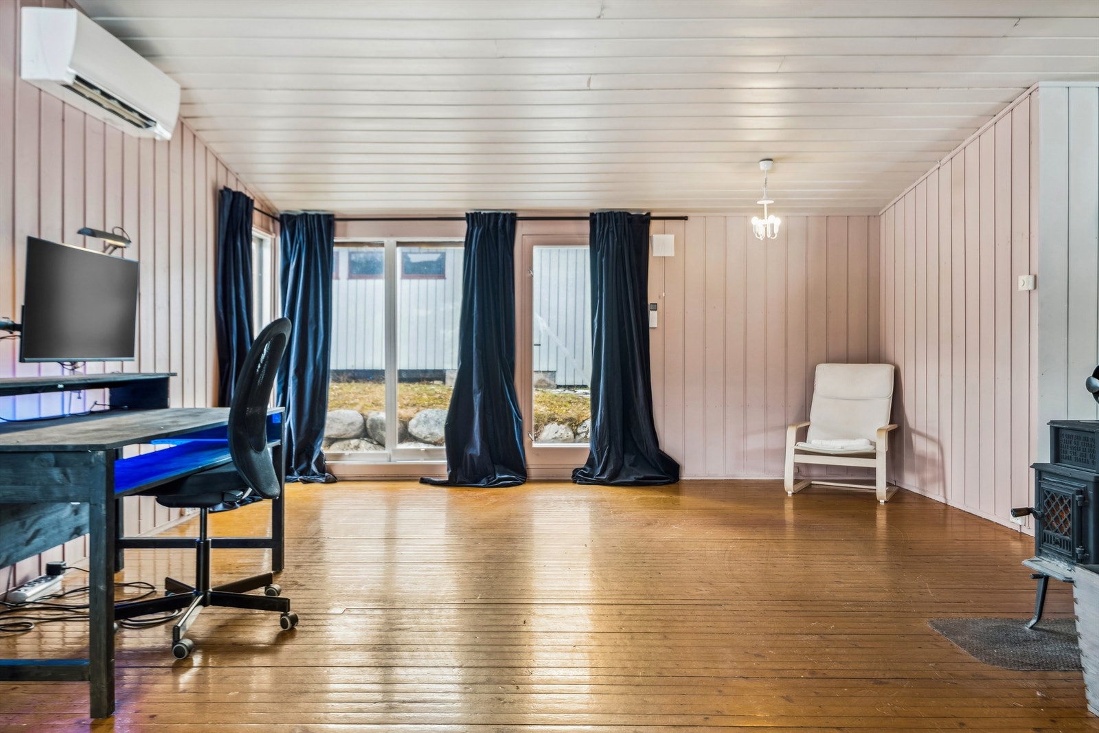 Store vinduer gir godt lysinnslipp, og det er utgang til hagen. Galleribilde