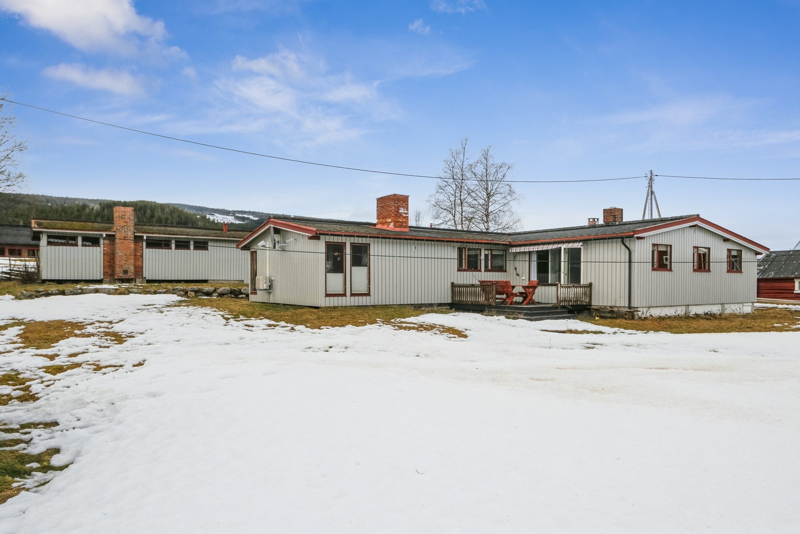 Enebolig fra 1964 med tilbygg fra 1976 med sentral og fin beliggenhet på Otnes, like ved Lomnessjøen. Galleribilde