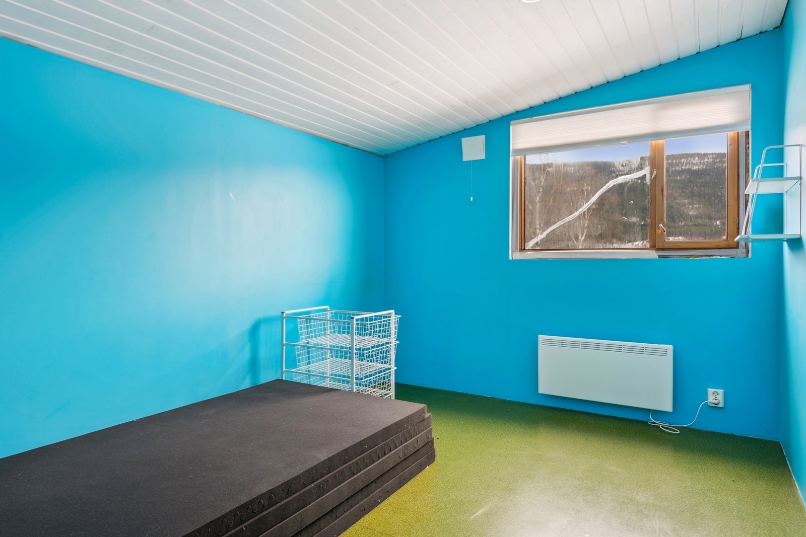 Soverom 2. Det gjøres oppmerksom på at vindu er sprukket. Galleribilde