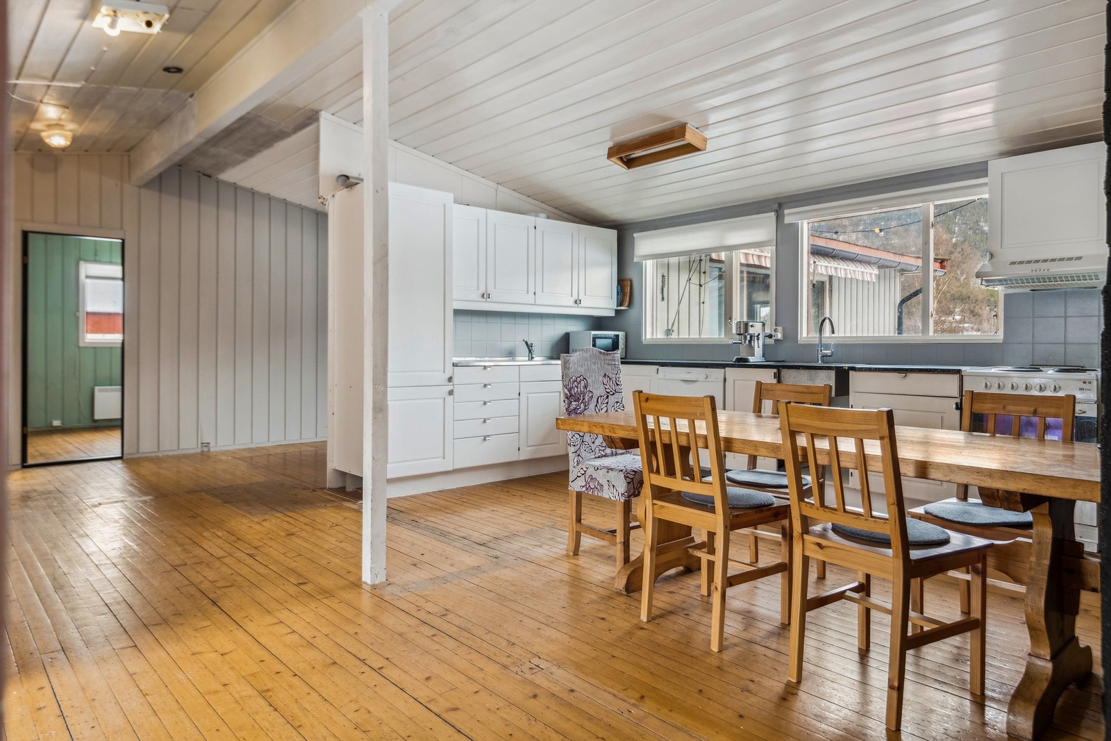 Kjøkken i god størrelse med god plass i skuffer og skap. Galleribilde