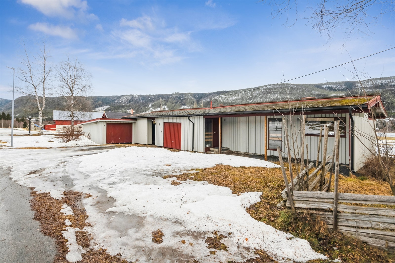 Eiendommen består av to gårds- og bruksnummer, hvor bygningene er plassert på hvert sitt bruksnummer. Galleribilde