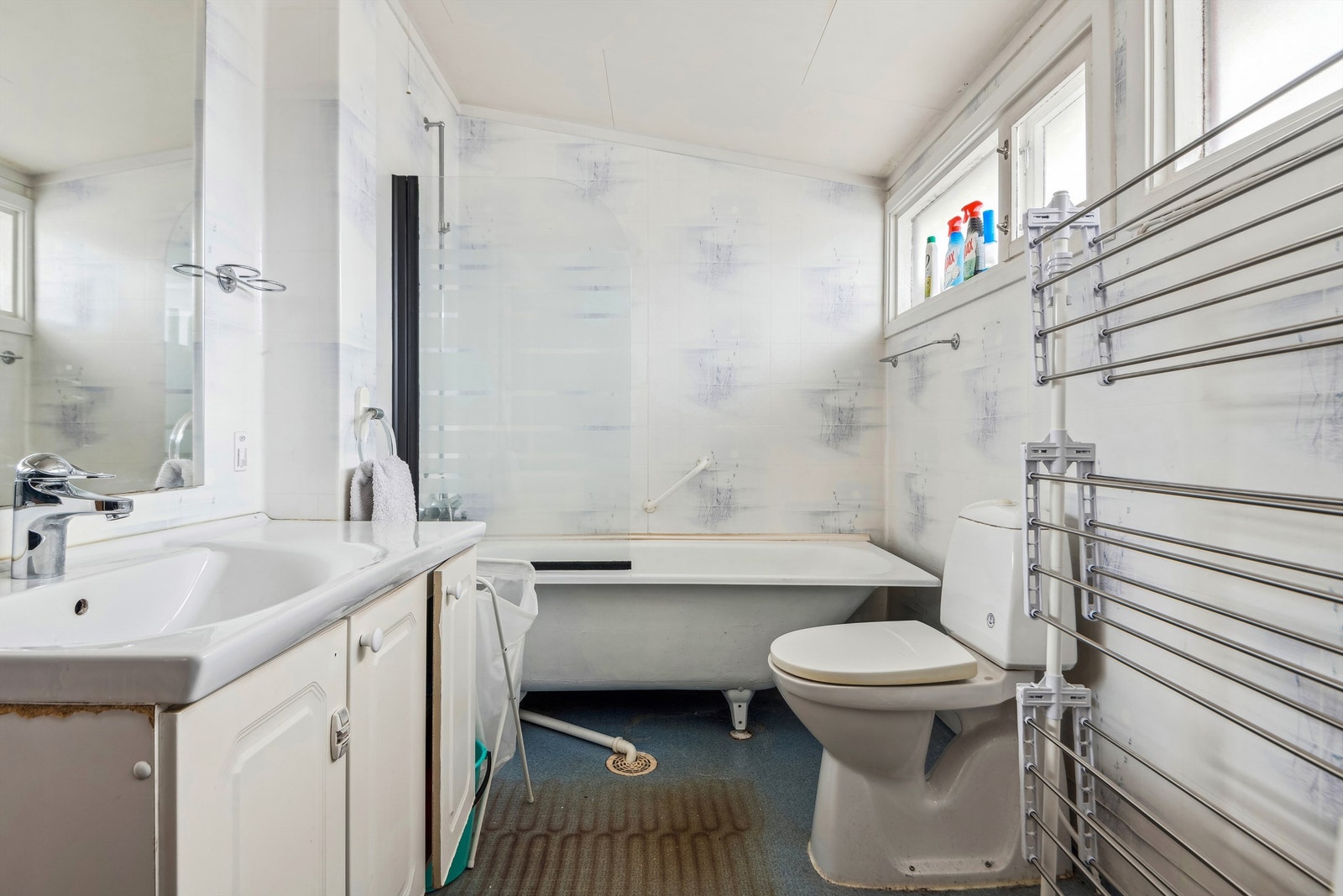 Badet er innredet med servantskap med profilerte fronter, speil med belysning, badekar med dusj, toalett og opplegg for vaskemaskin. Galleribilde