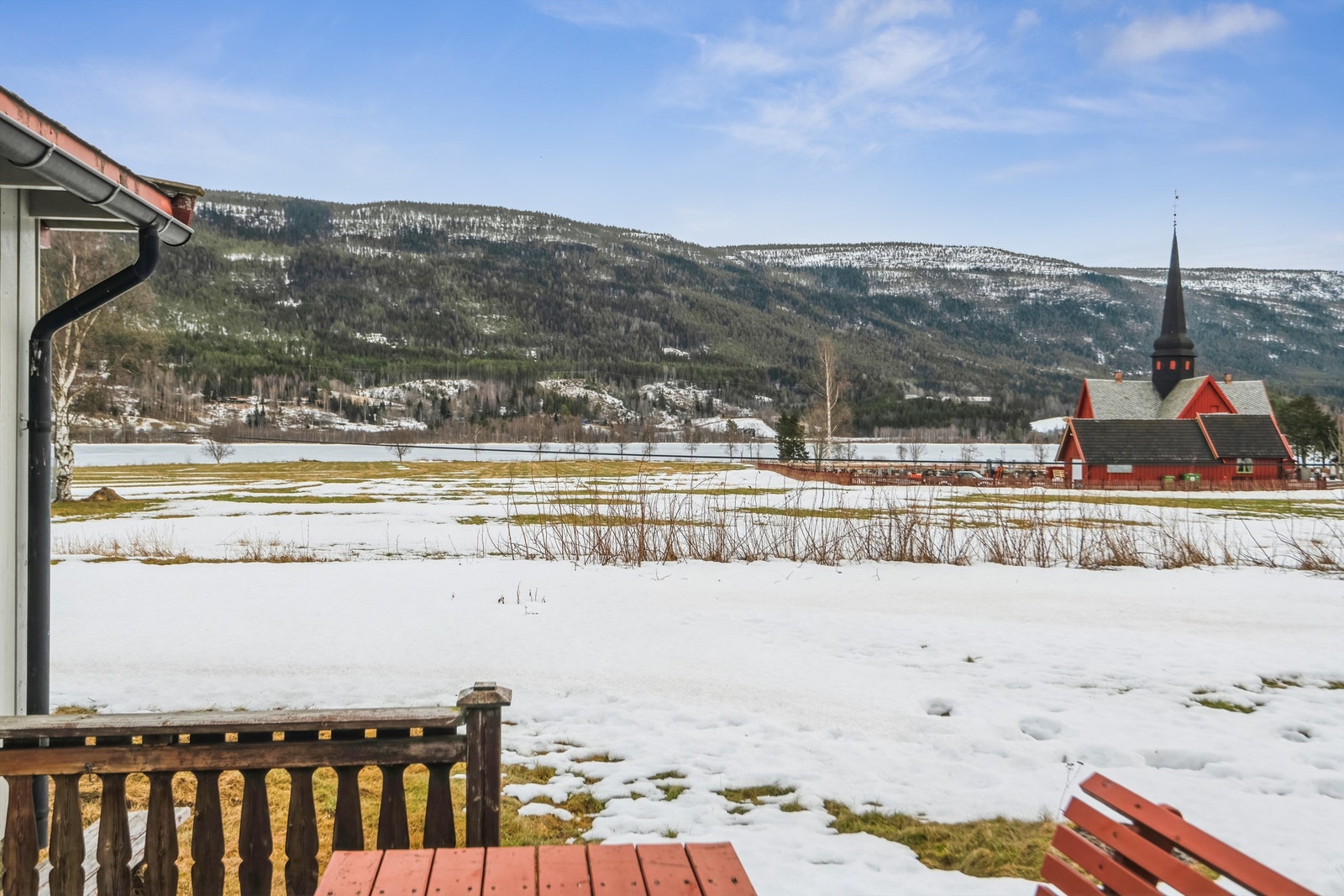 Fra eiendommen er det nydelig utsikt mot Lomnessjøen, kirka og dalføre. Galleribilde