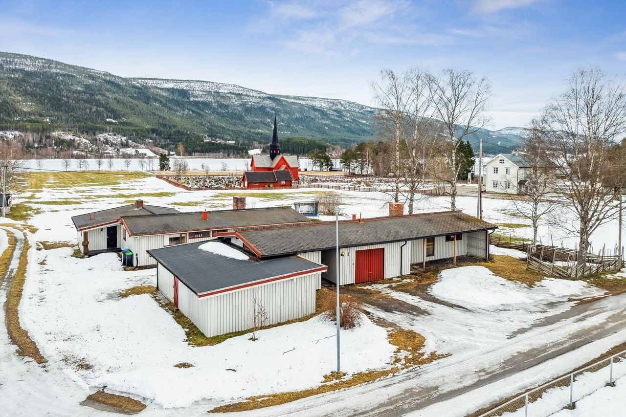 På eiendommen er det også uthus/garasje med to garasjeplasser, diverse bodareal, kontorbygg og toalettrom. Galleribilde