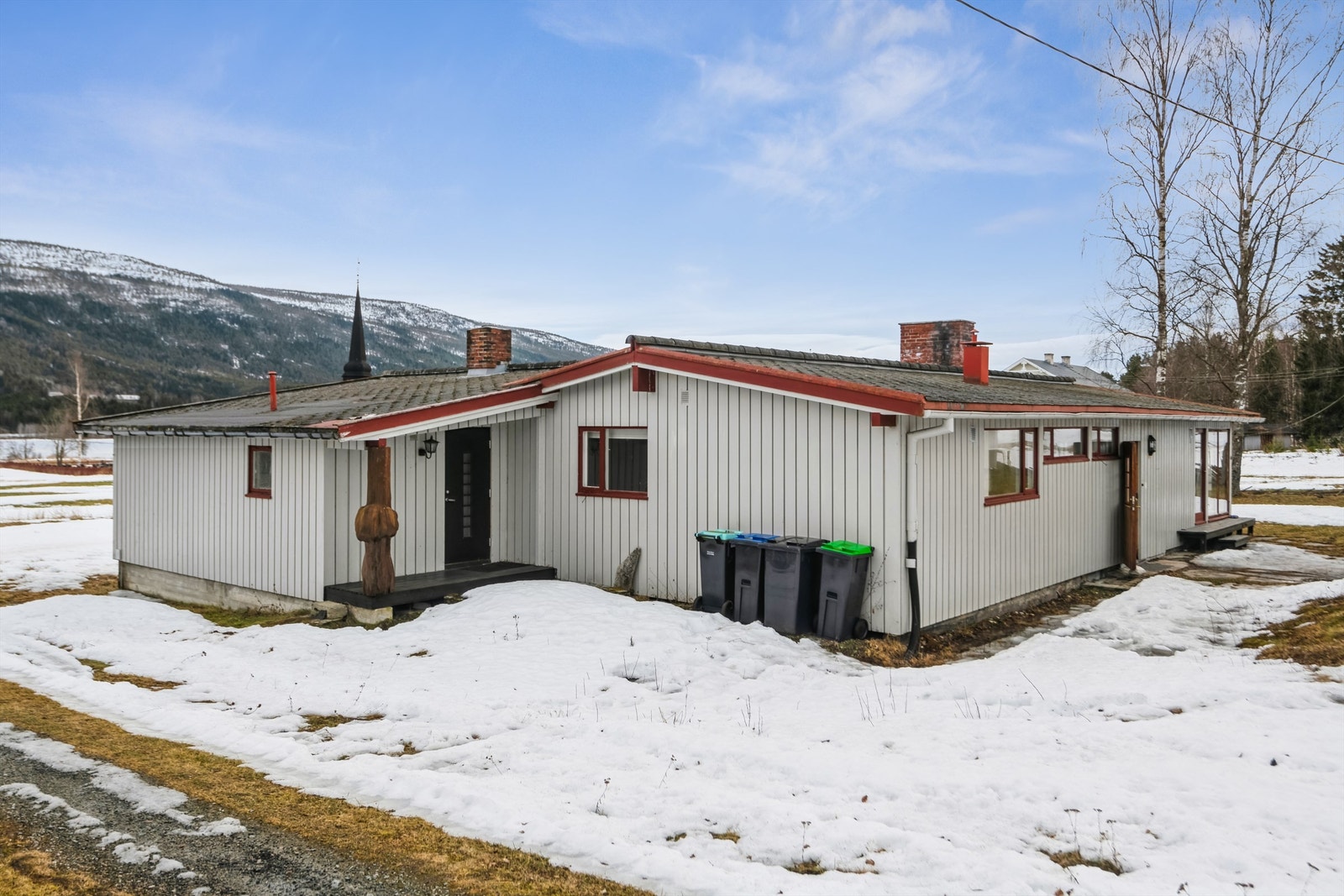 Bolig med behov for renovering/rehabilitering. Inneholder blant annet vindfang, gangareal, kjøkken, spisestue, stue, TV-stue, bad/vaskerom, fire soverom, bad og kjeller med diverse lagerrom. Galleribilde