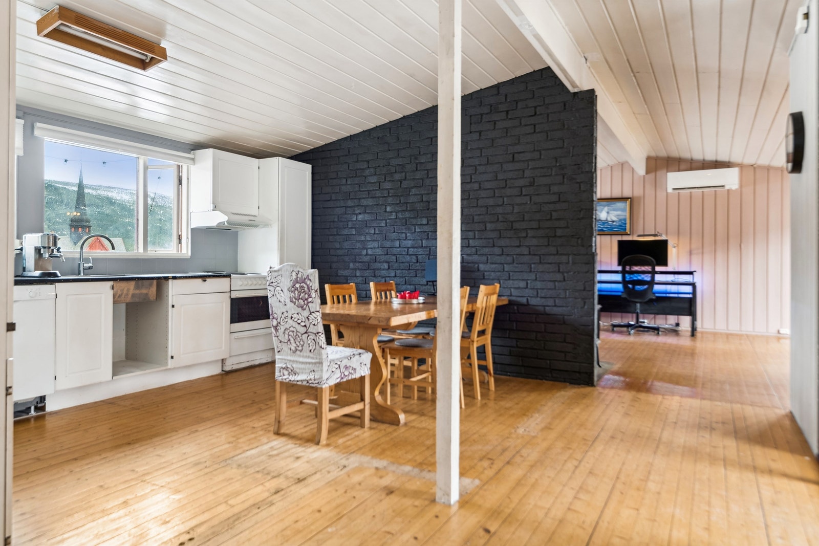 Det er integrert komfyr og en egen spiseplass. Innredningen mangler en skapdør. Kjøkkenventilatoren har avtrekk ut. Galleribilde