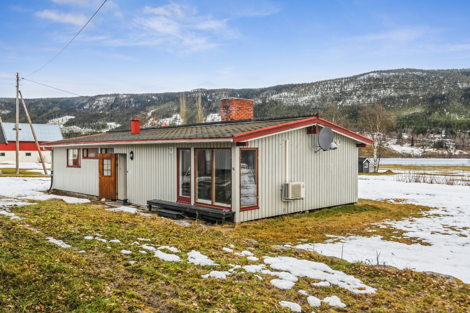 Boligen er opprinnelig fra 1963, men ble tilbygget gang, bad, 2 soverom og stue i 1976. Galleribilde