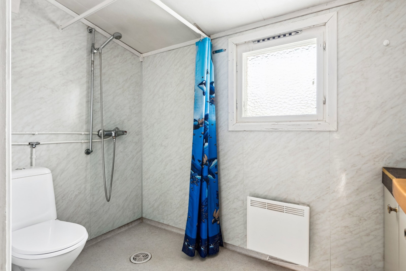 Dusj med forheng og oppvarming via panelovn. Galleribilde