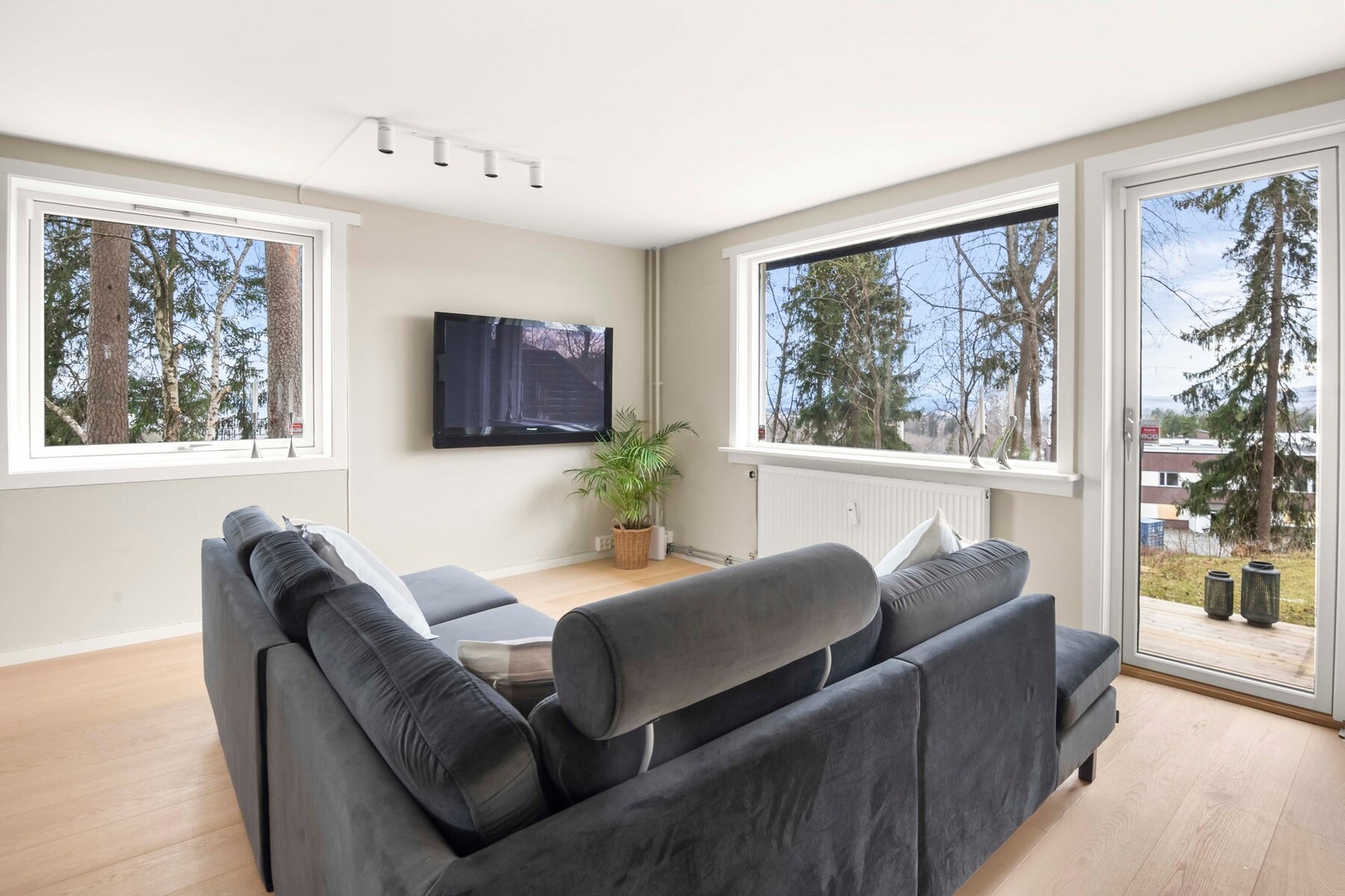 Stuen har god utforming og er enkel å møblere. Det er naturlig plass til både en spisegruppe, sofa og TV med tilhørende møblement. Galleribilde