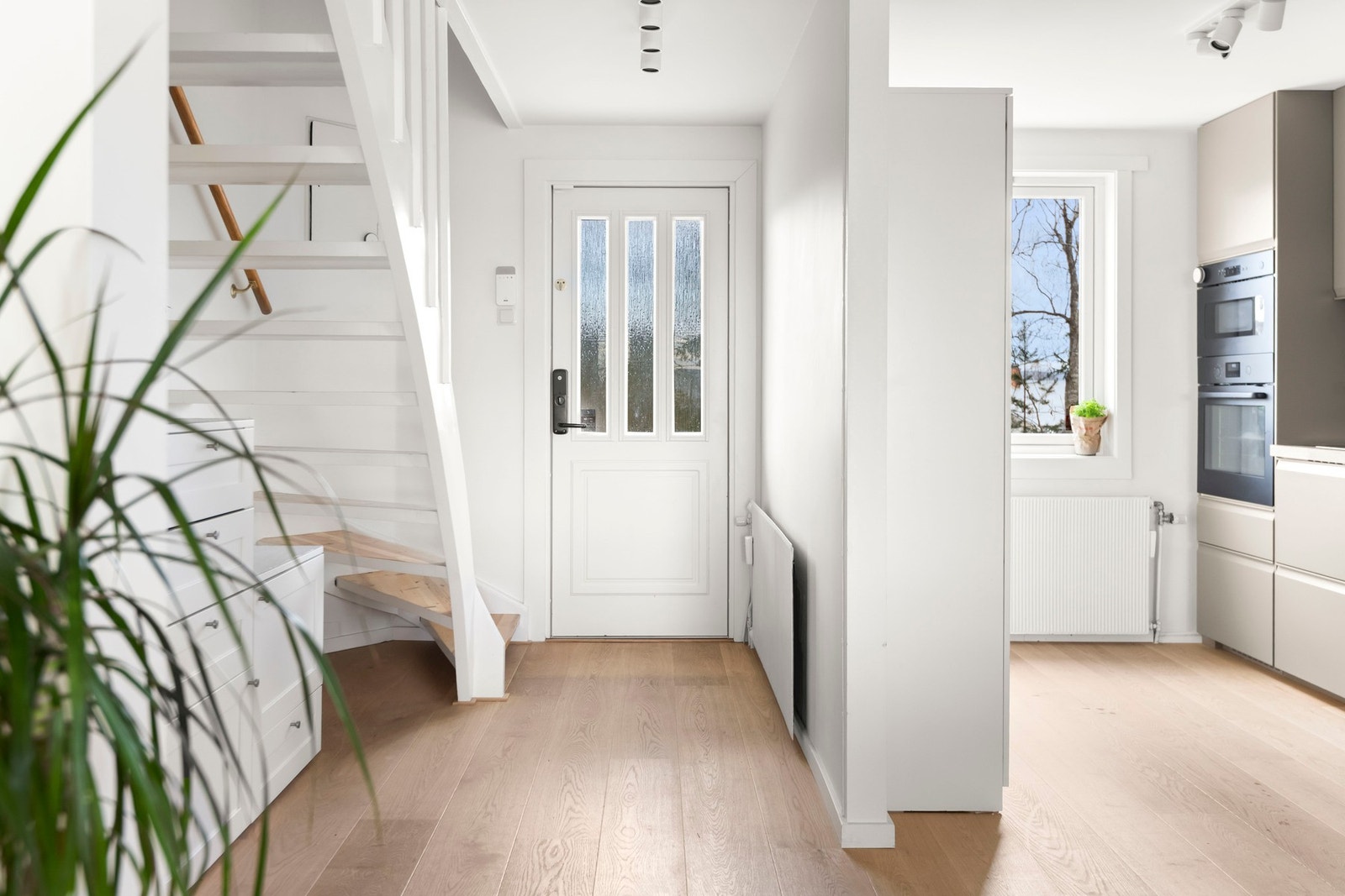Velkommen inn! Det første som møter deg når du kommer inn er en lys og fin entré som gir et godt førsteinntrykk av boligen. Galleribilde