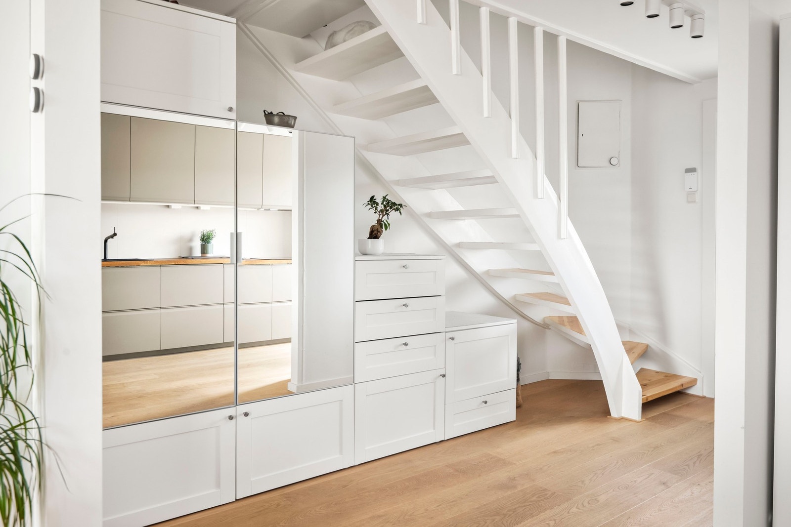 Under trappen er det en romslig garderobeløsning med god oppbevaringsplass til yttertøyet. Galleribilde