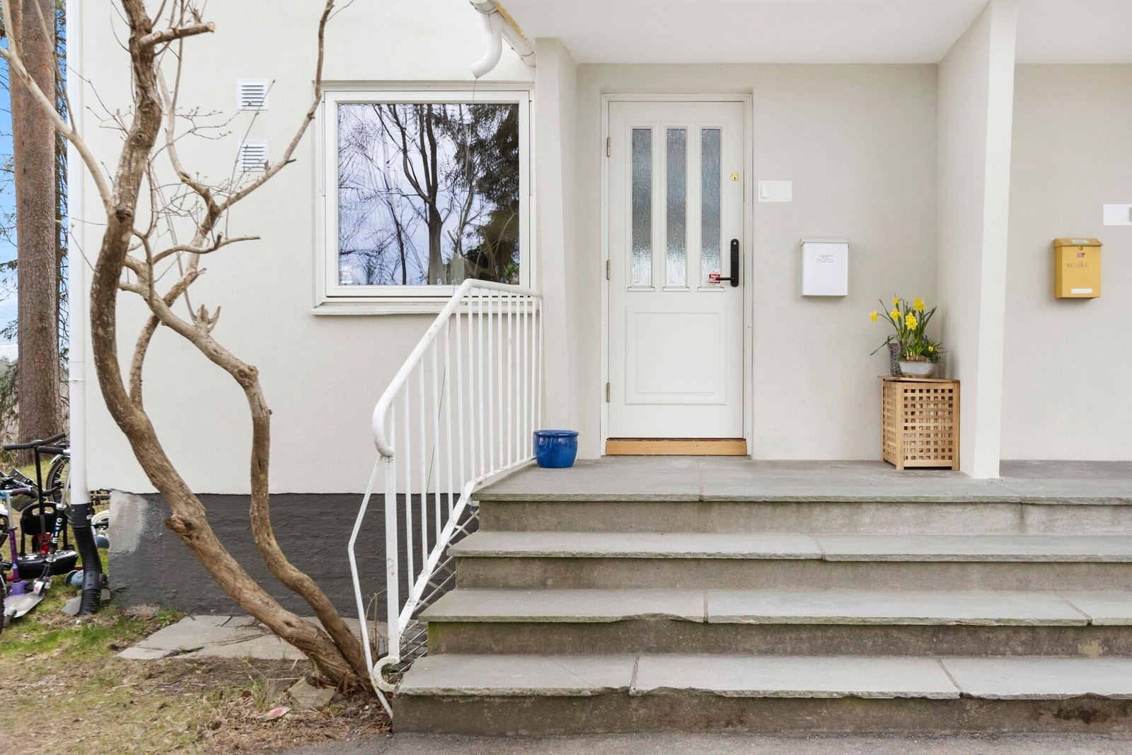 Leiligheten har slett profilert entrédør med glassfelt og adkomst via eget inngangsparti. Her bor du privat på enden! Galleribilde