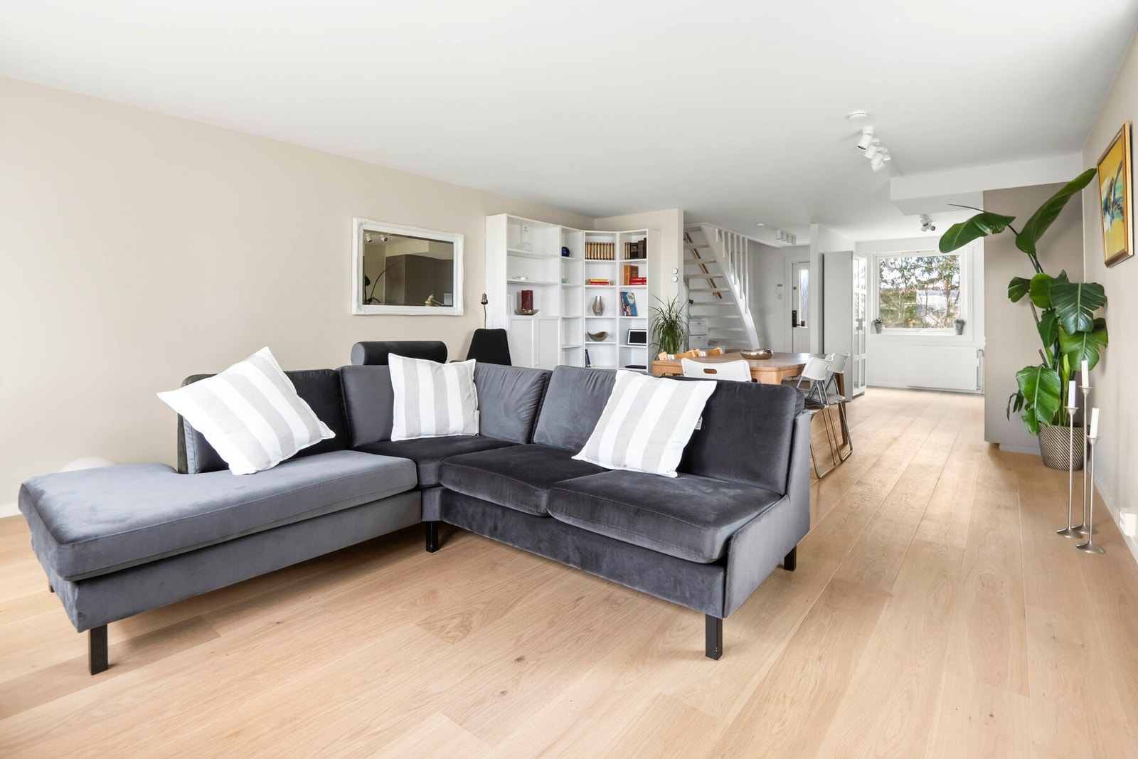 Kjøkkenet ligger i en åpen og sosial løsning med stuen - perfekt for å varte opp gjester! Galleribilde