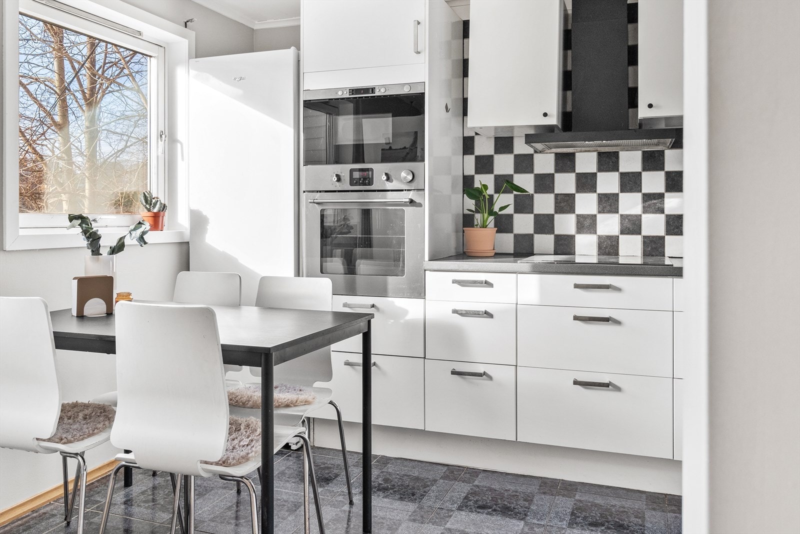 Store vindusflater slipper inn rikelig med naturlig lys. Galleribilde